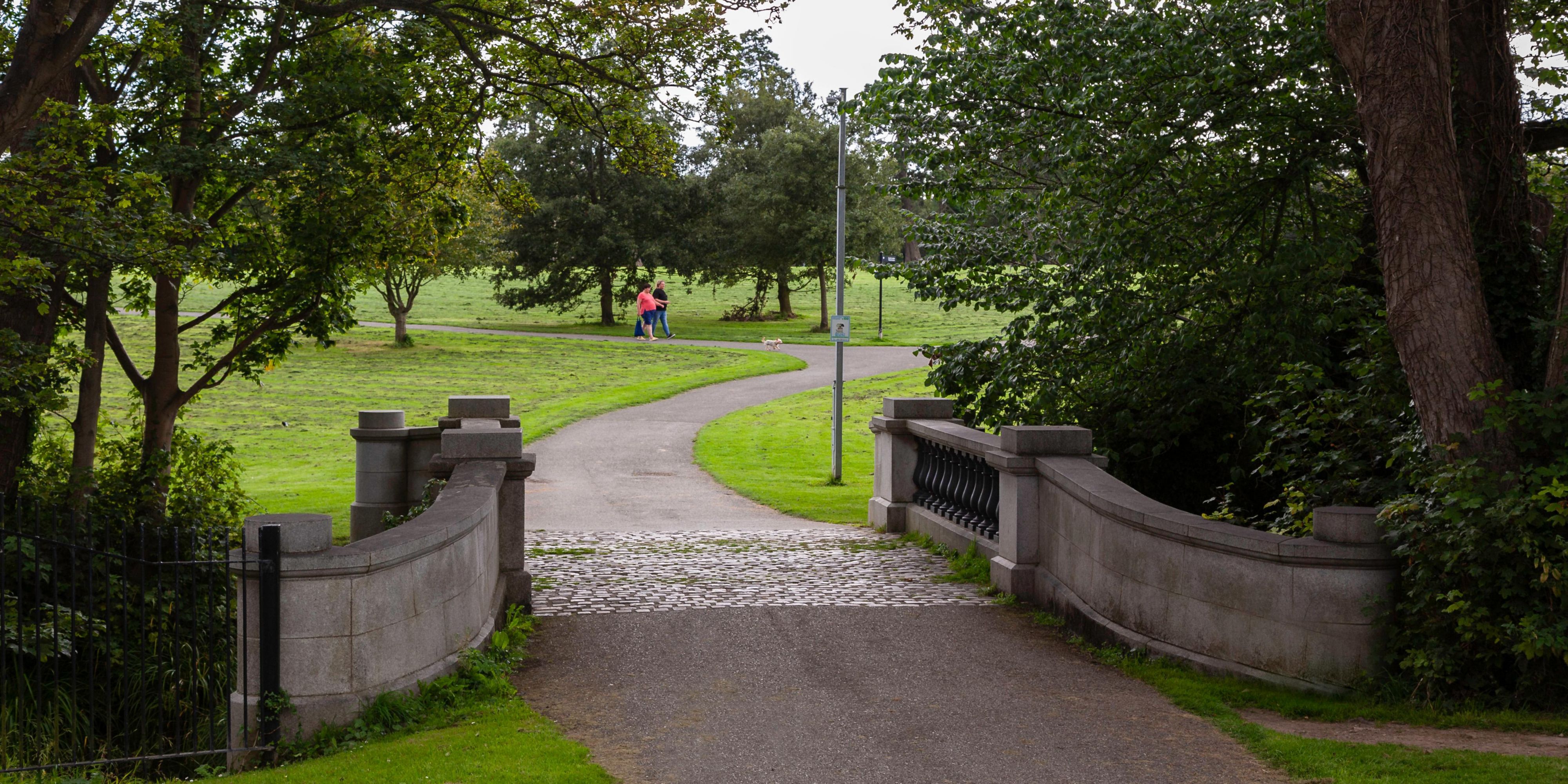 Take a stroll in the leafy Northwood park, and feed the ducks or watch the swans swimming in the lake. For jogging enthusiasts, ask for a running map from the hotel reception and try out one of the routes through the park.