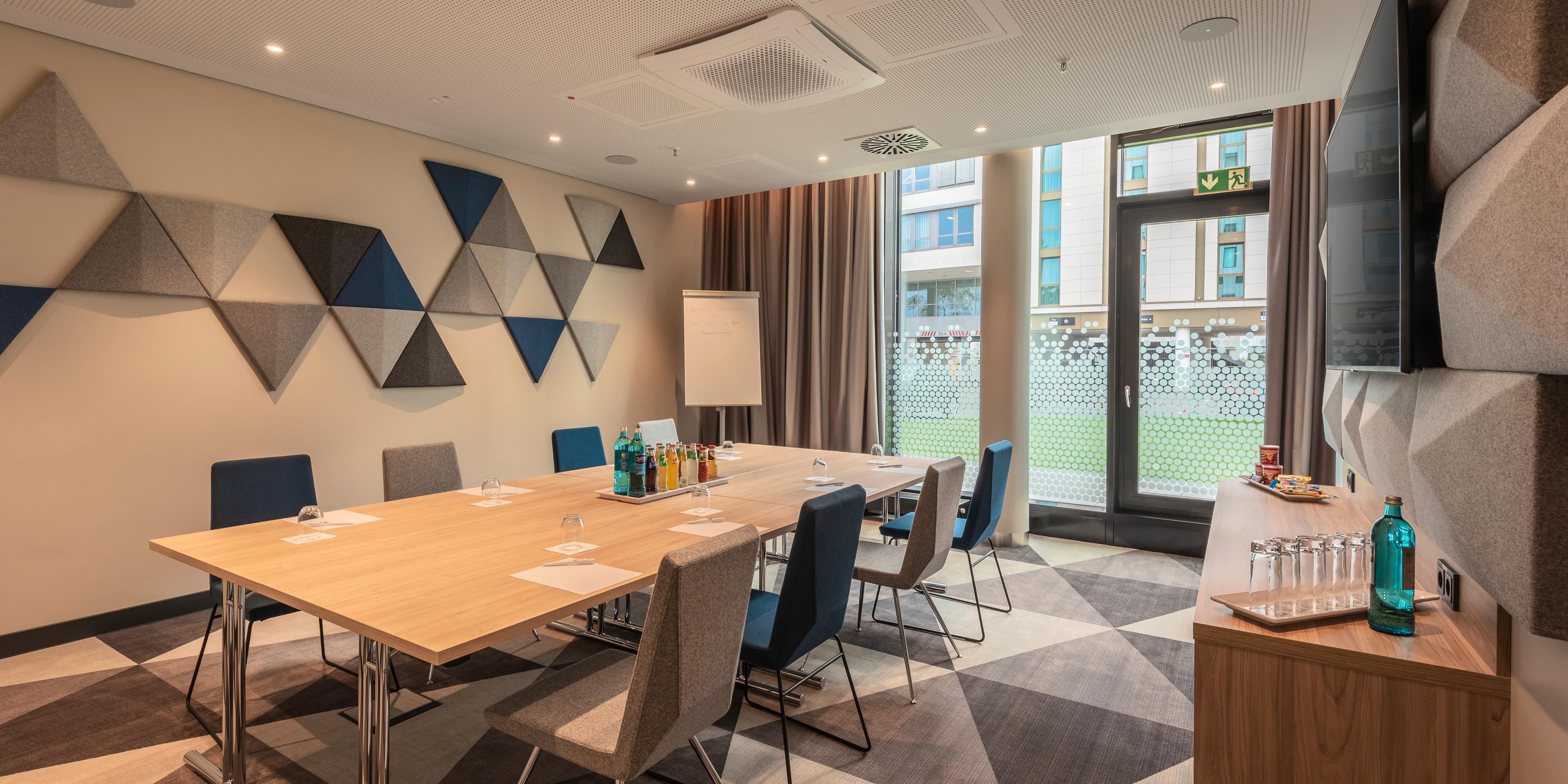 Unsere Lobby Lounge mit ihrem modernen, offenen Design ist der perfekte Ort, um zwischen Meetings zu arbeiten, E-Mails zu checken oder zu entspannen. In unserem Coworking Space können Sie arbeiten und Kontakte knüpfen, und unsere kleinen Konferenzräume mit kostenlosem WLAN sind der perfekte Treffpunkt für Ihre Geschäftstermine.  
