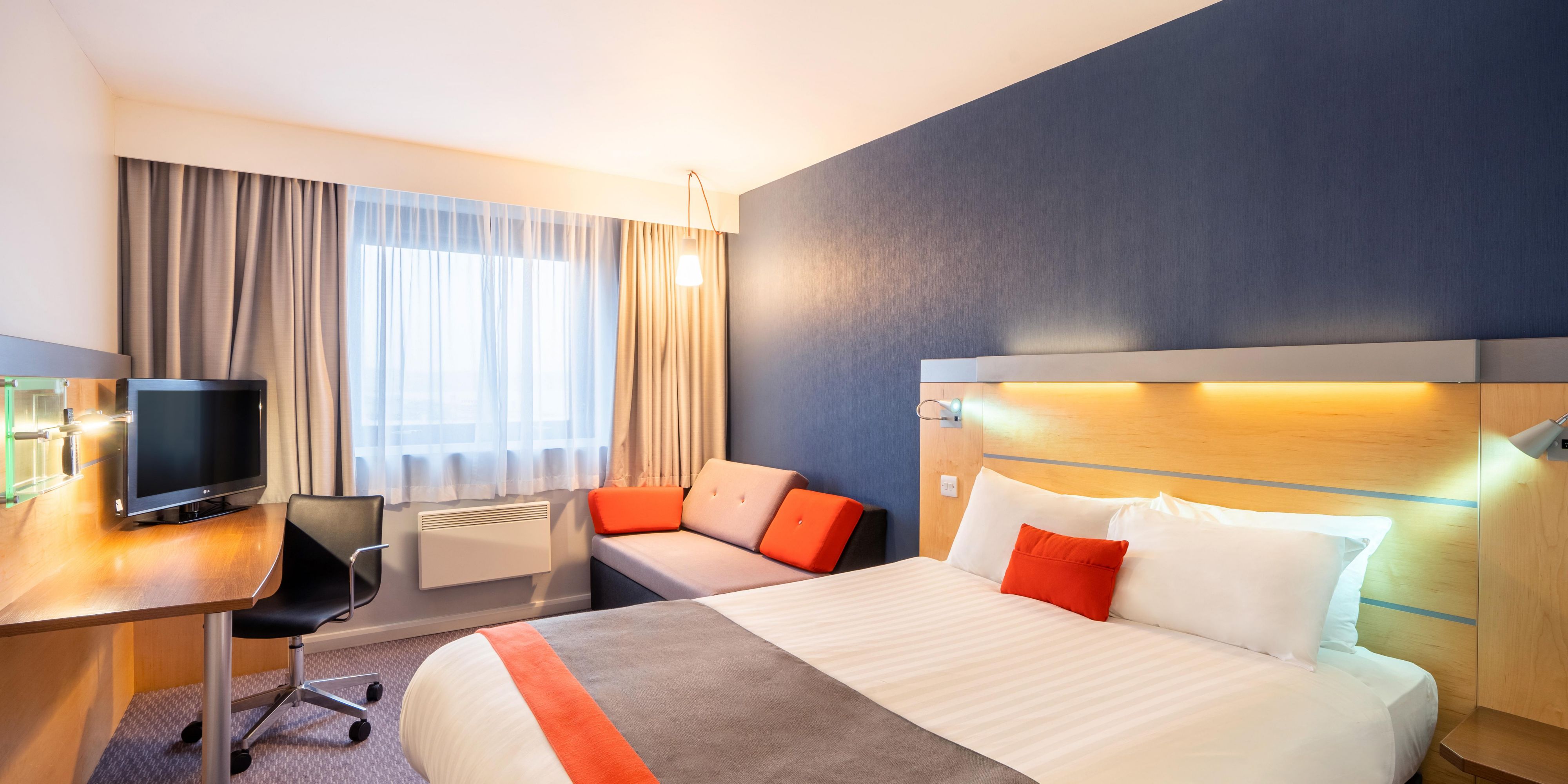 For the last few months, our bedrooms have been undergoing a transformation! We are pleased to announce that all rooms at Holiday Inn Express Dundee have now been fully refurbished! 

Our new rooms are stunning and we cannot wait to welcome our guests back to show them off! 

Click to find out more.