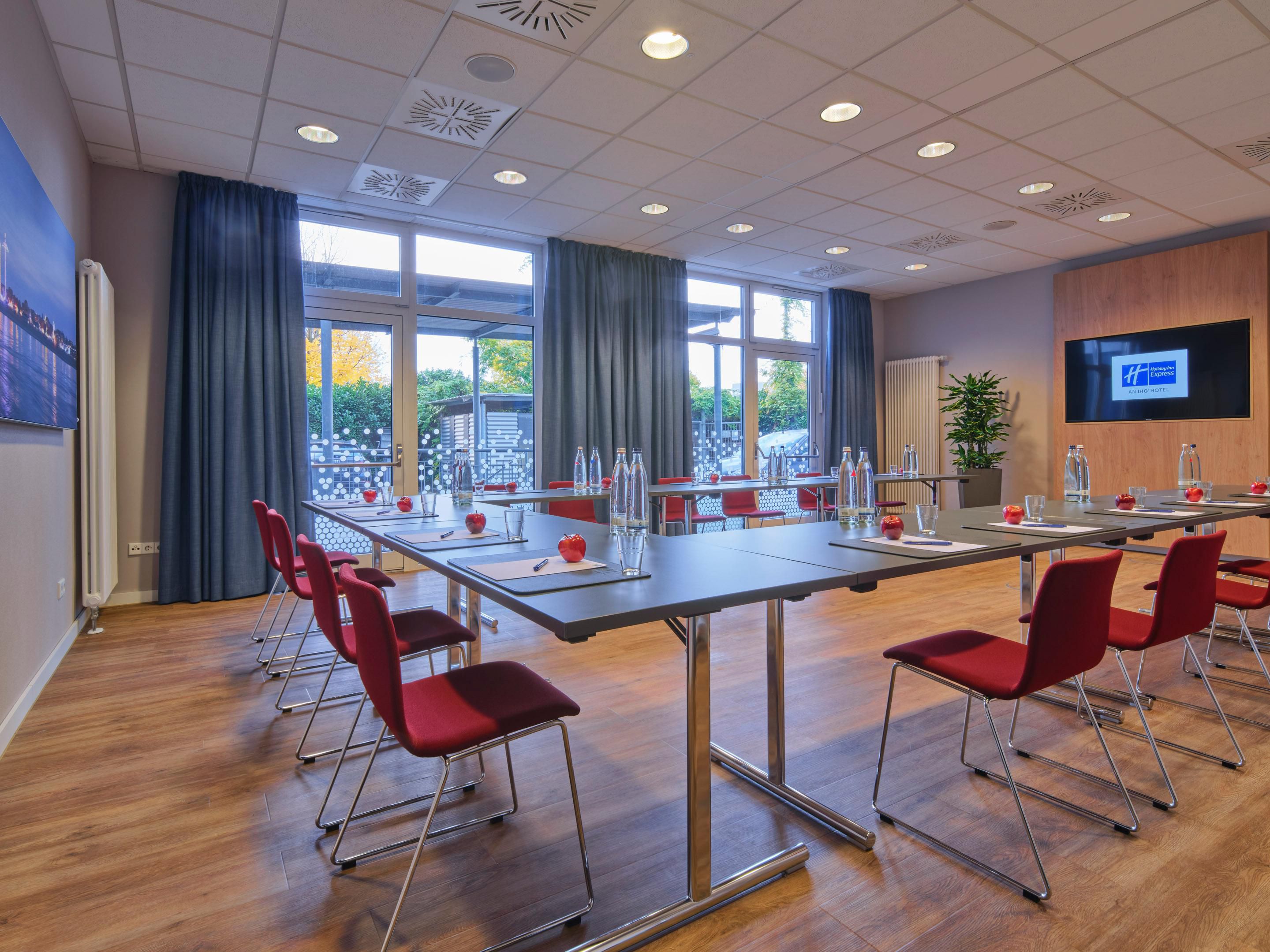 With its modern, free-flowing design and social spaces, our Lobby Lounge is the perfect place to work, check emails, or relax between meetings. Collaborate and connect your way in our co-working space, or get down to business in our small meeting space powered with complimentary Wi-Fi.
