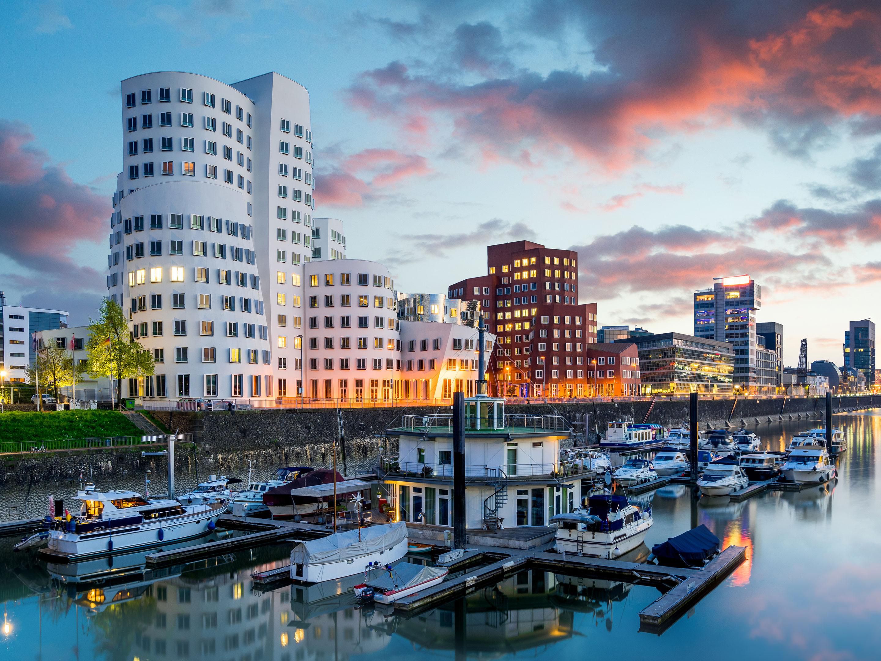 With its spectacular modern architecture, Europe’s most luxurious shopping street and the latest theatre shows and events, Dusseldorf has something for everyone. Explore the nearby attractions and book your visit soon!