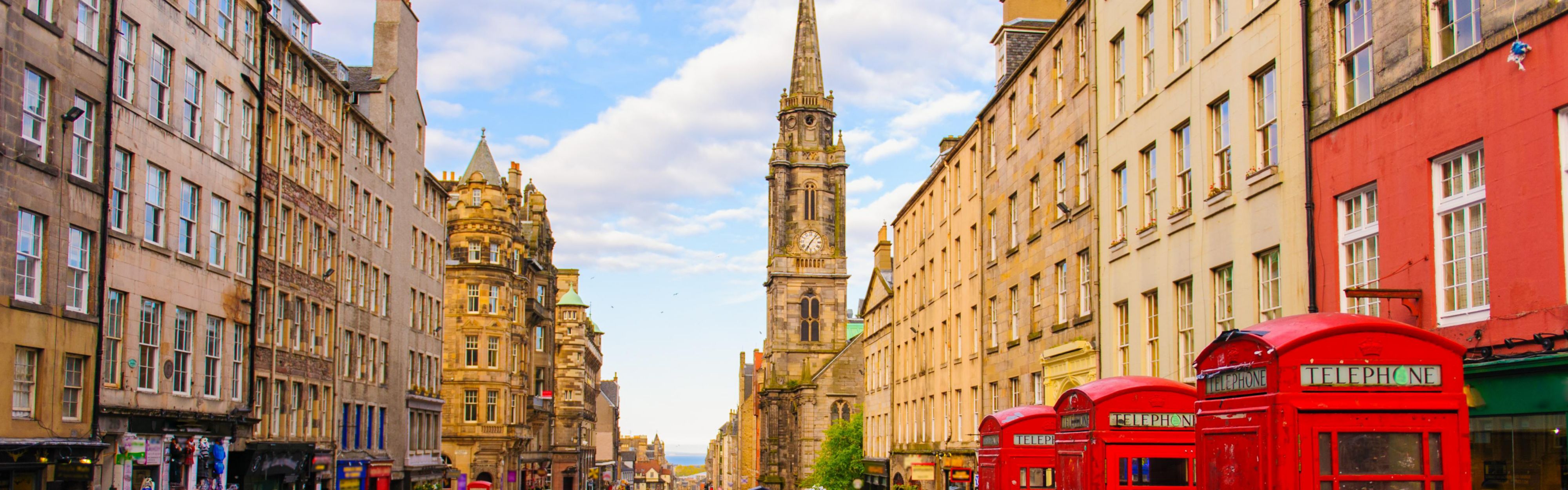 يقع فندق Royal Mile على بعد خطوات من الفندق.