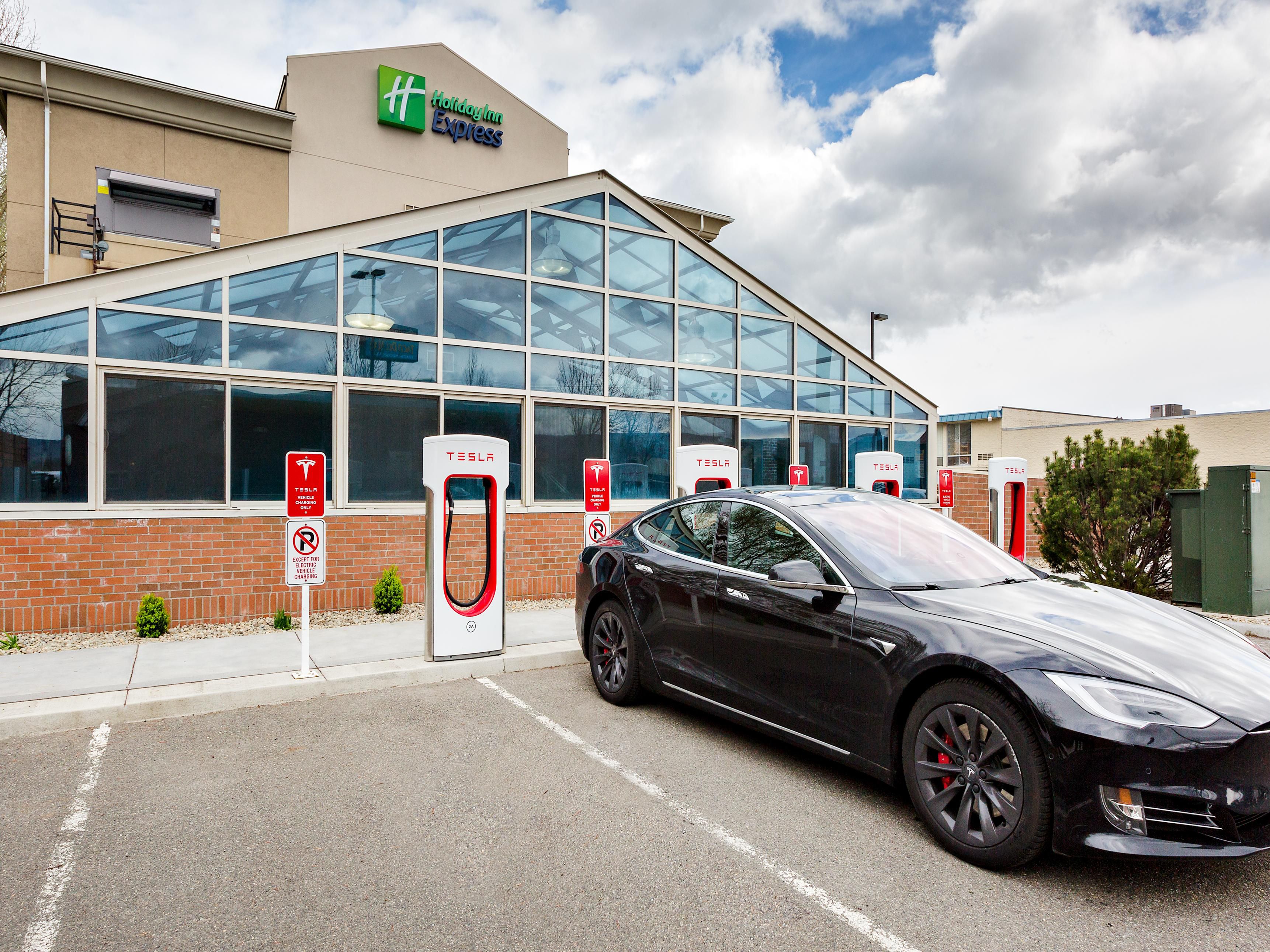 Overnight guests charge up for free with our Tesla Supercharger station. No matter if you’re attending a convention in downtown Ellensburg, or just stopping over on your PNW adventure, you’ll never worry about not having enough juice for your car. Just look out for our Tesla vehicle charging sign, pull up, charge, and enjoy your stay with us! 