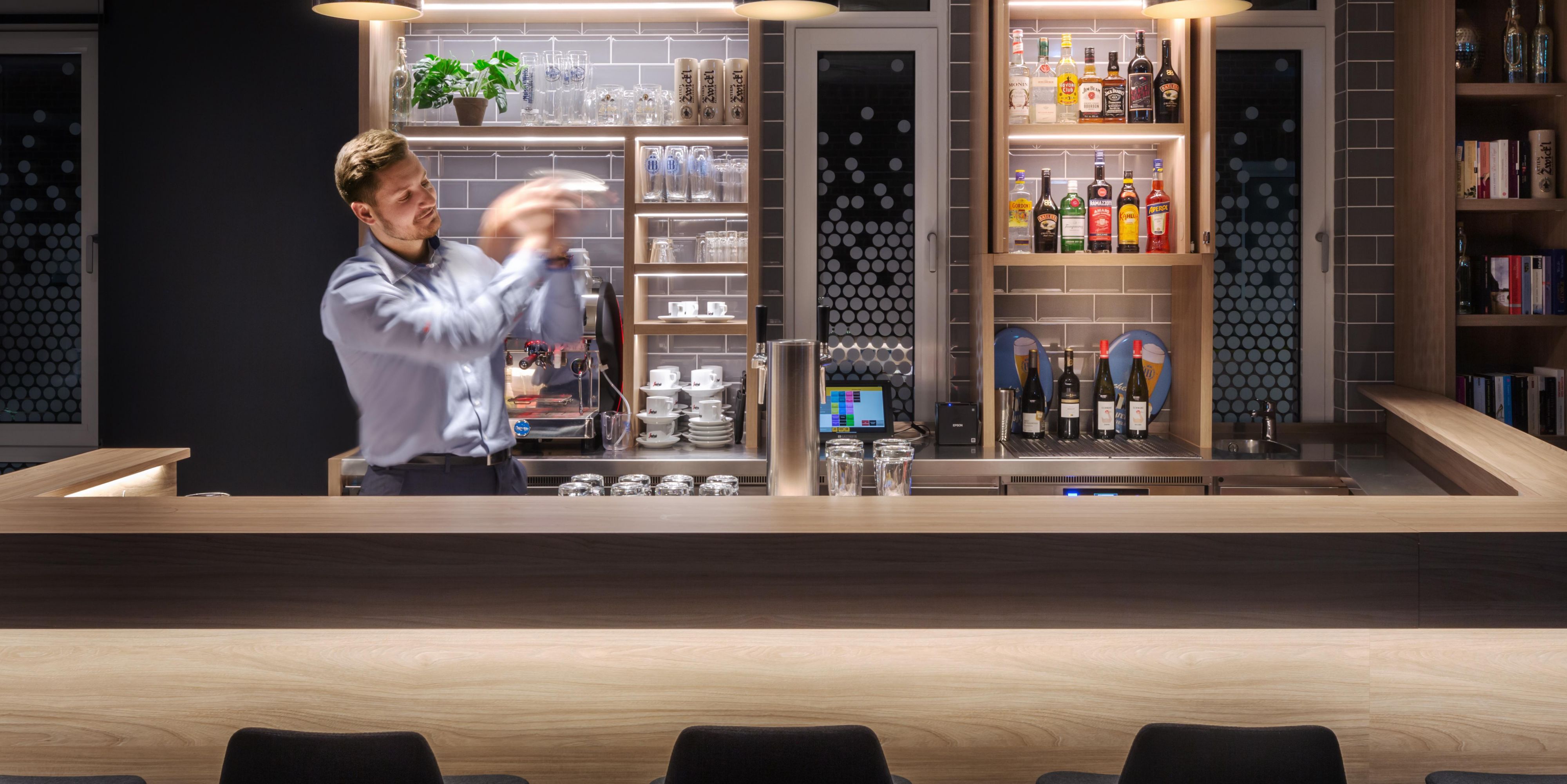 Lively, passionate and léger, this is how you experience a home-made cocktail or freshly tapped Bavarian beer in a modern ambience. Whether in the restaurant, at the bar or with friends at sports events - together enjoyment is the focus of our hotel in Erlangen.