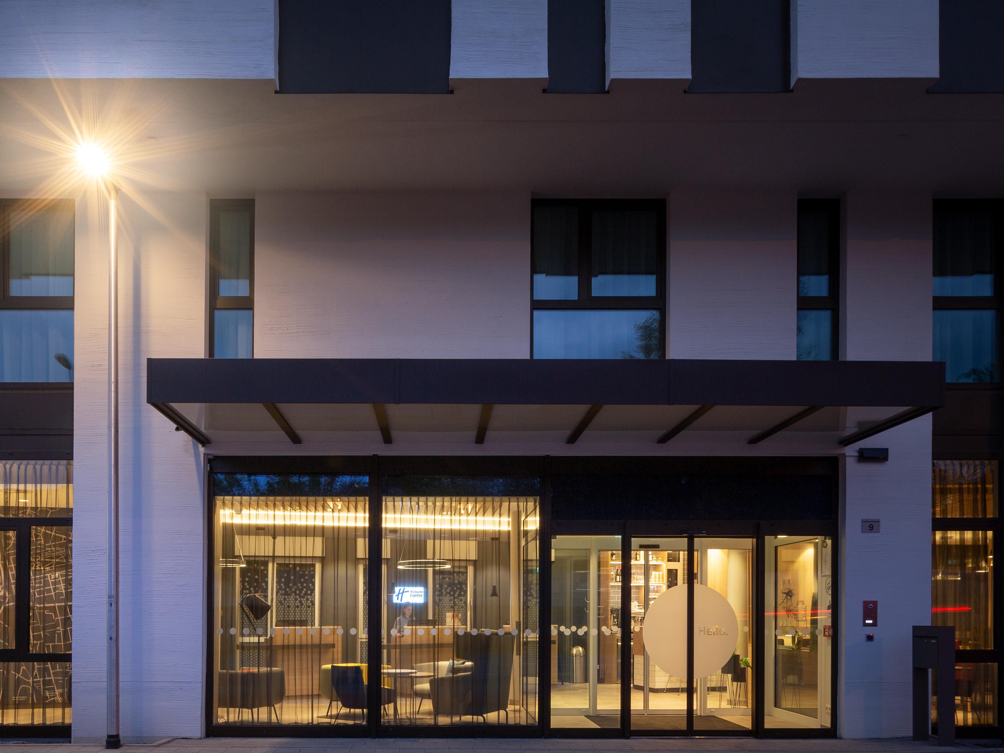 Situated close to public transport and only a 20-minute train ride from Fürth Hauptbahnhof, our prime location in Erlangen’s city centre provides seamless access to top attractions. Easily unlock regional and long-distance travel by rail to Nuremberg and beyond.