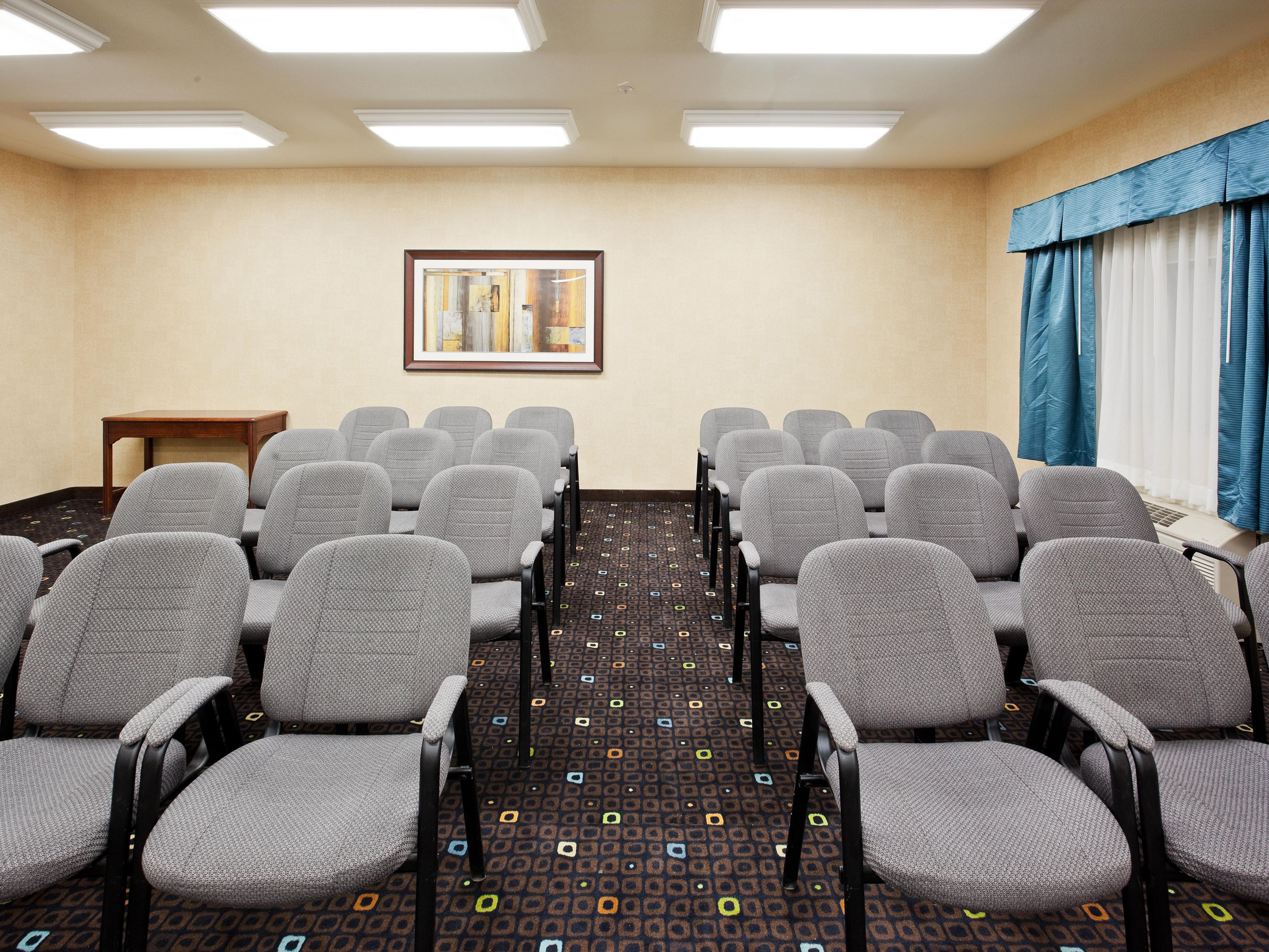Small meetings play a vital role in the success of many organizations.  Are you planning a small corporate meeting, board retreat or brainstorming session?  Our flexible meeting space is sure to lead to big ideas!  Whether you're a group of 12 or 40, we can help!  Our Team is dedicated to making your meeting a huge success!  