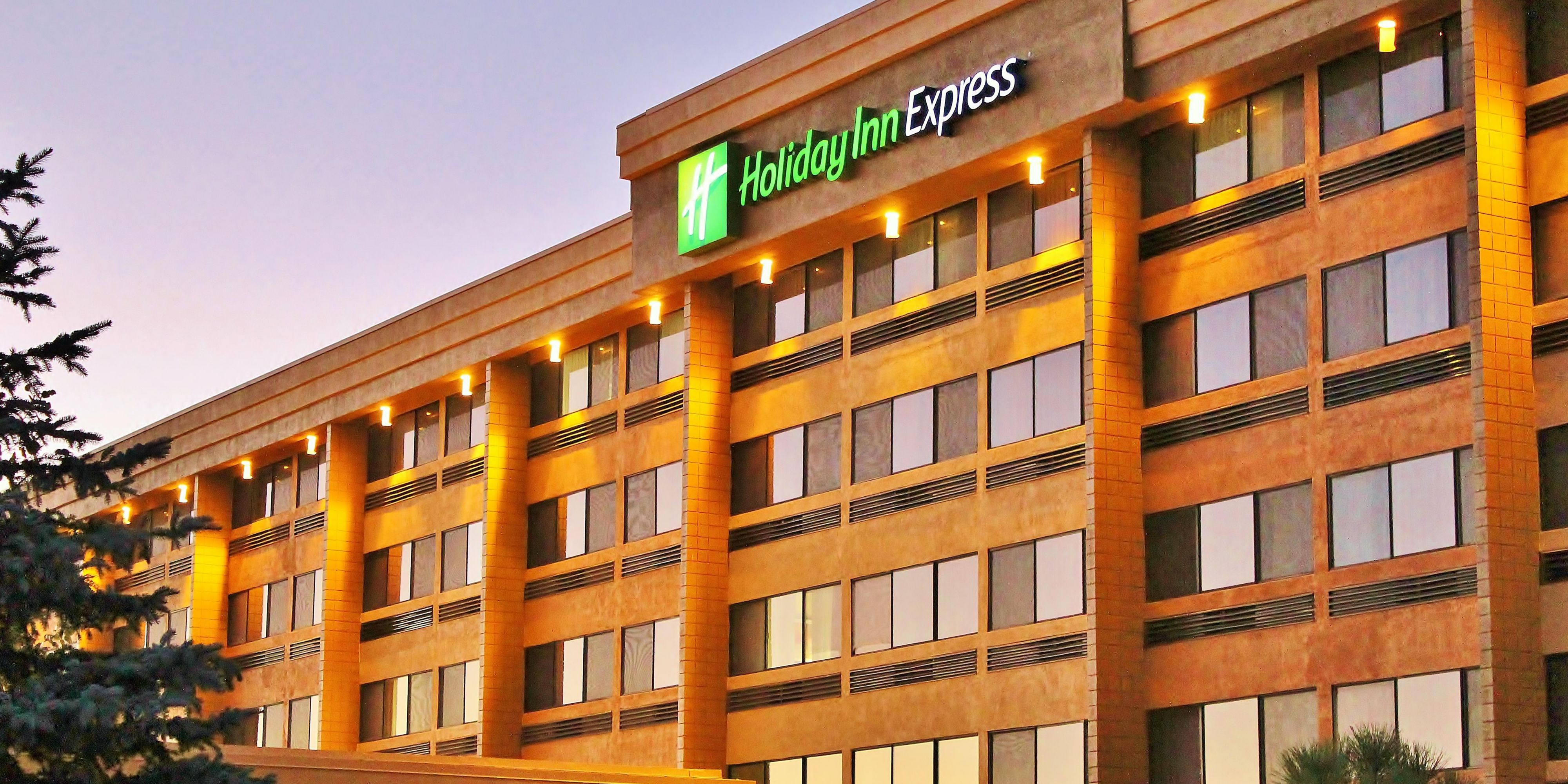 Staf Bendera Holiday Inn Express