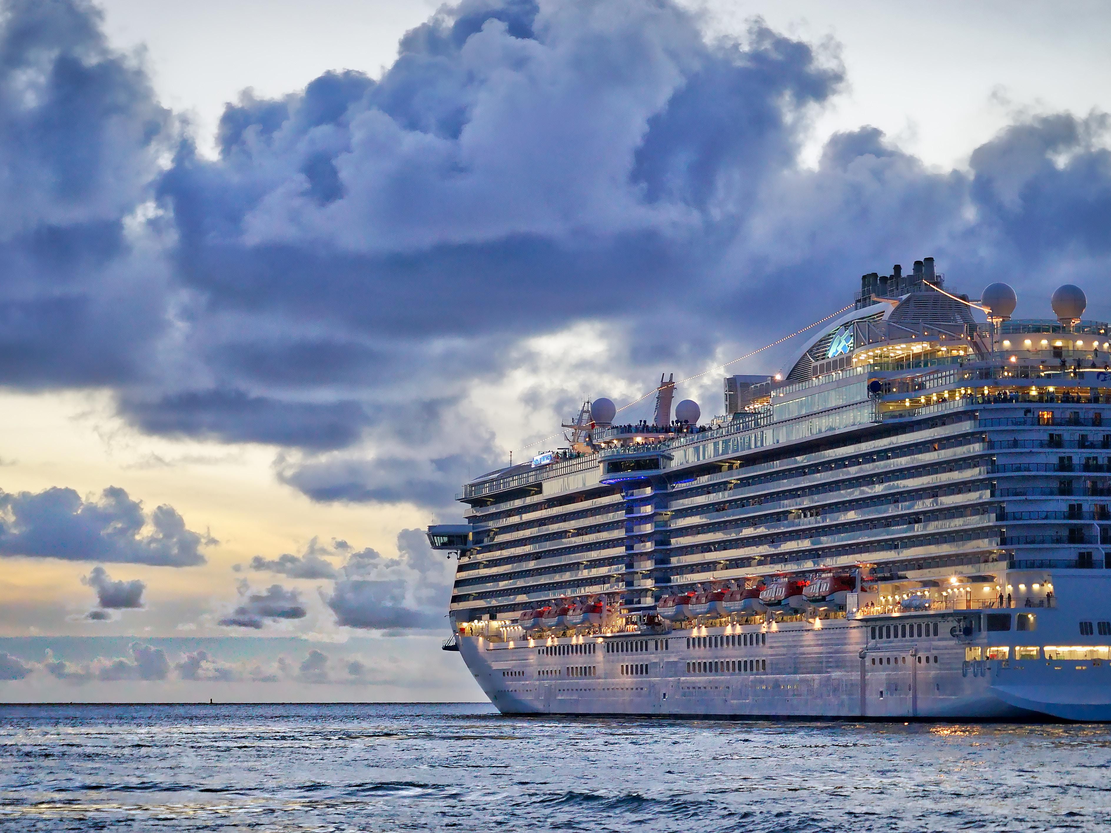 We are your gateway to the best of Fort Lauderdale! Our unbeatable location puts you one block from Port Everglades Cruise Port, close to the Greater Fort Lauderdale Convention Center, and less than three miles from Fort Lauderdale Beach. Easily explore top attractions like Las Olas Boulevard, the Riverwalk, and the Museum of Discovery and Science.