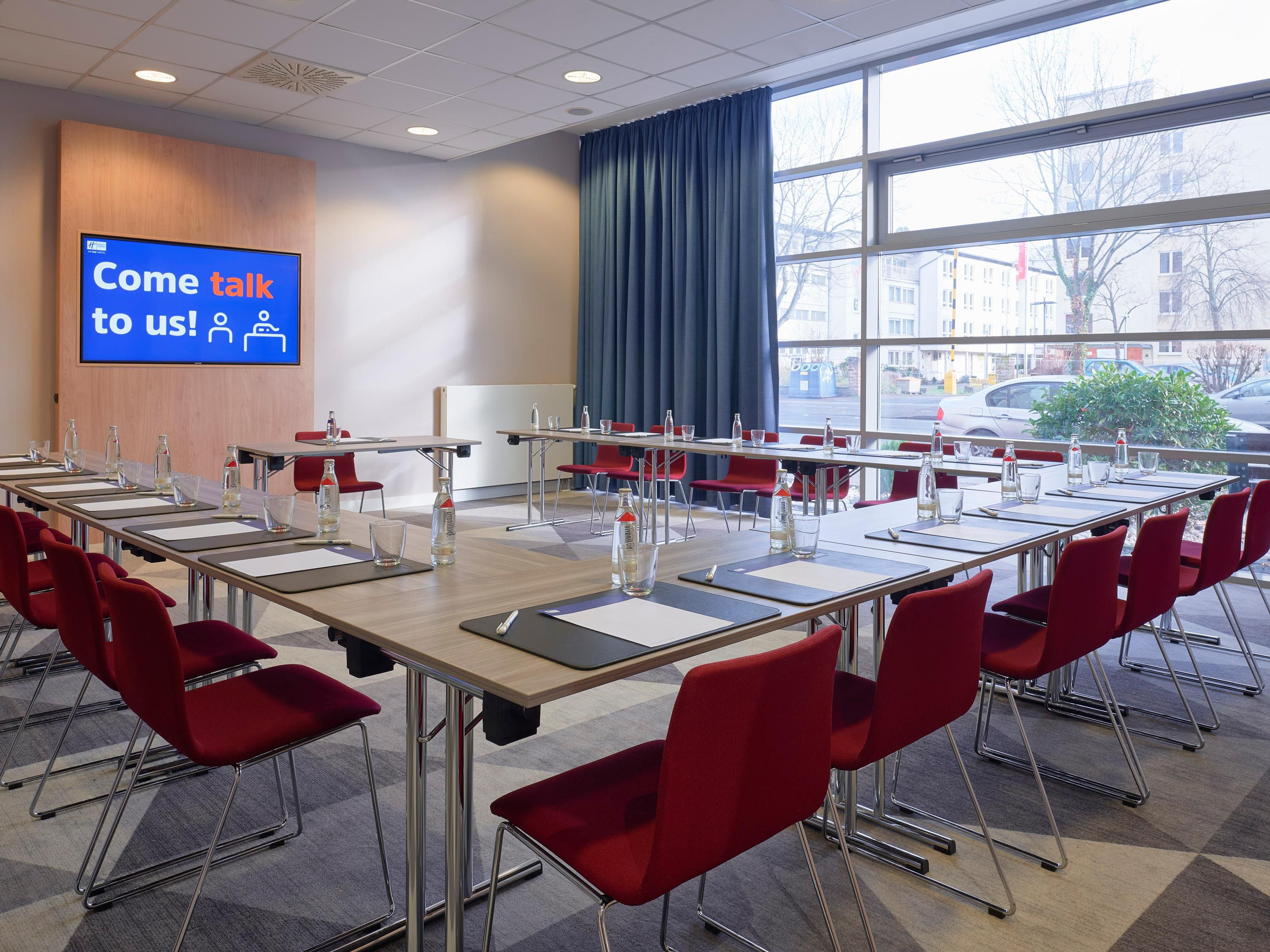 With its modern, free-flowing design and social spaces, our Lobby Lounge is the perfect place to work, check emails, or relax between meetings. Collaborate and connect your way in our co-working space or get down to business in our small meeting spaces powered with complimentary Wi-Fi.