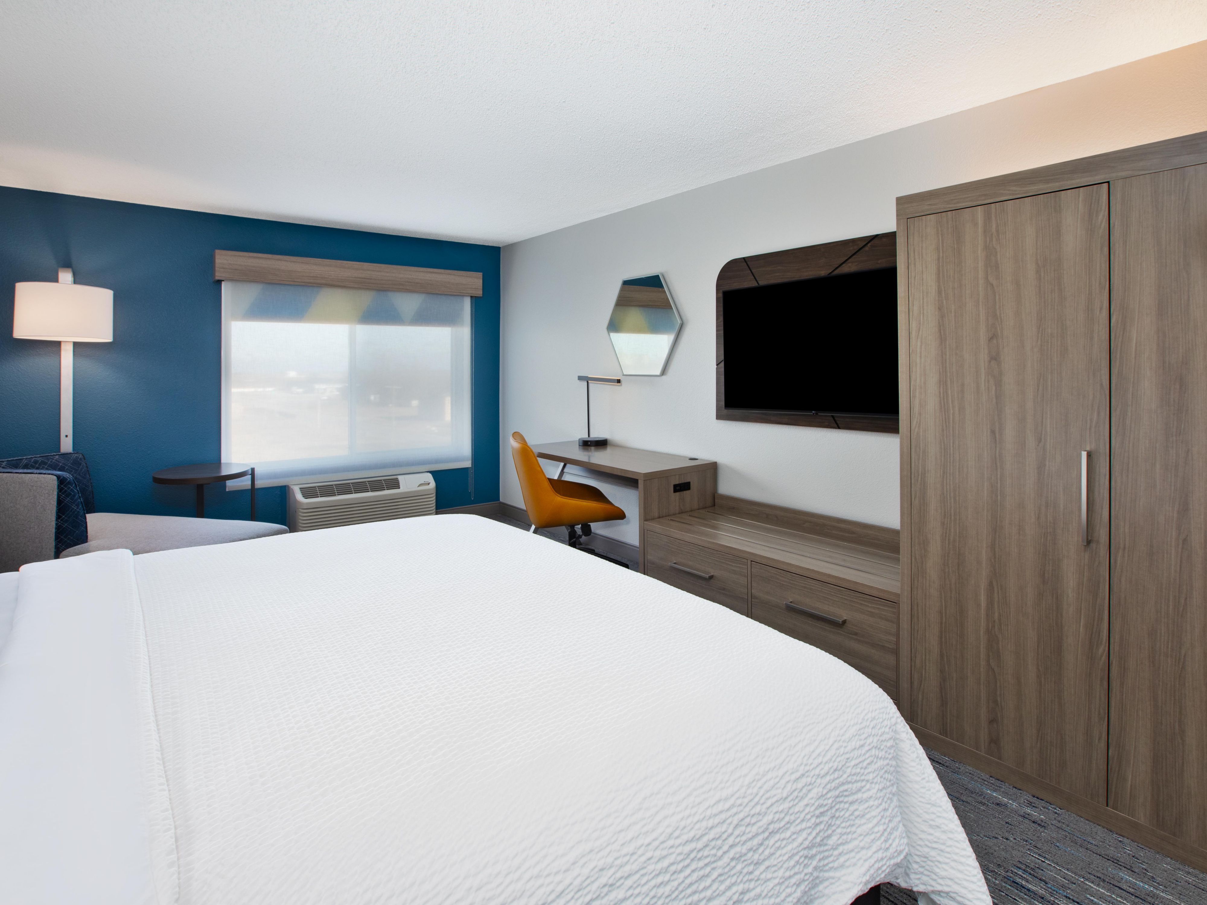 Habitación tranquila con cama tamaño king, área de trabajo eficiente y almacenamiento flexible