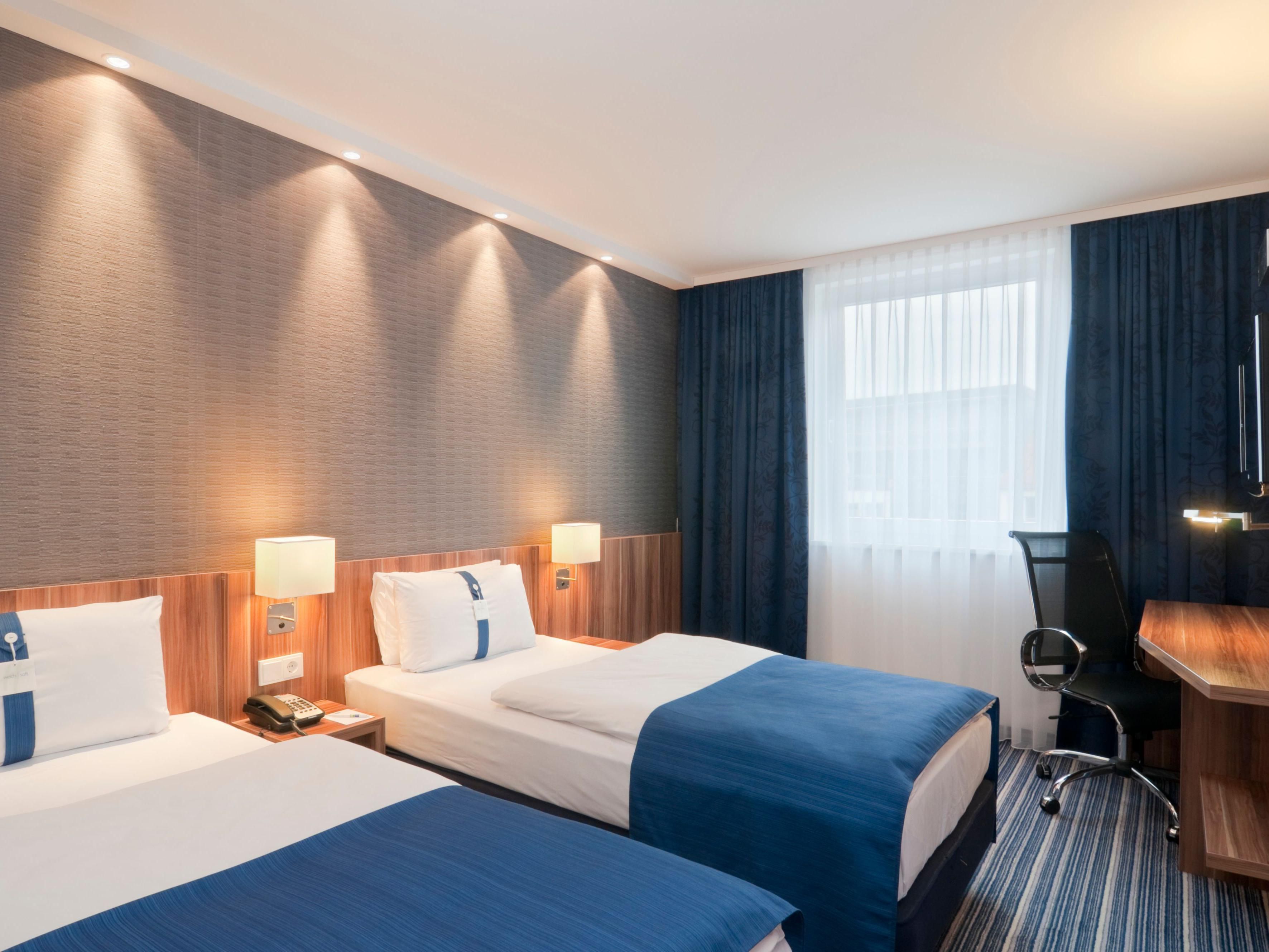 Guest room with twin beds