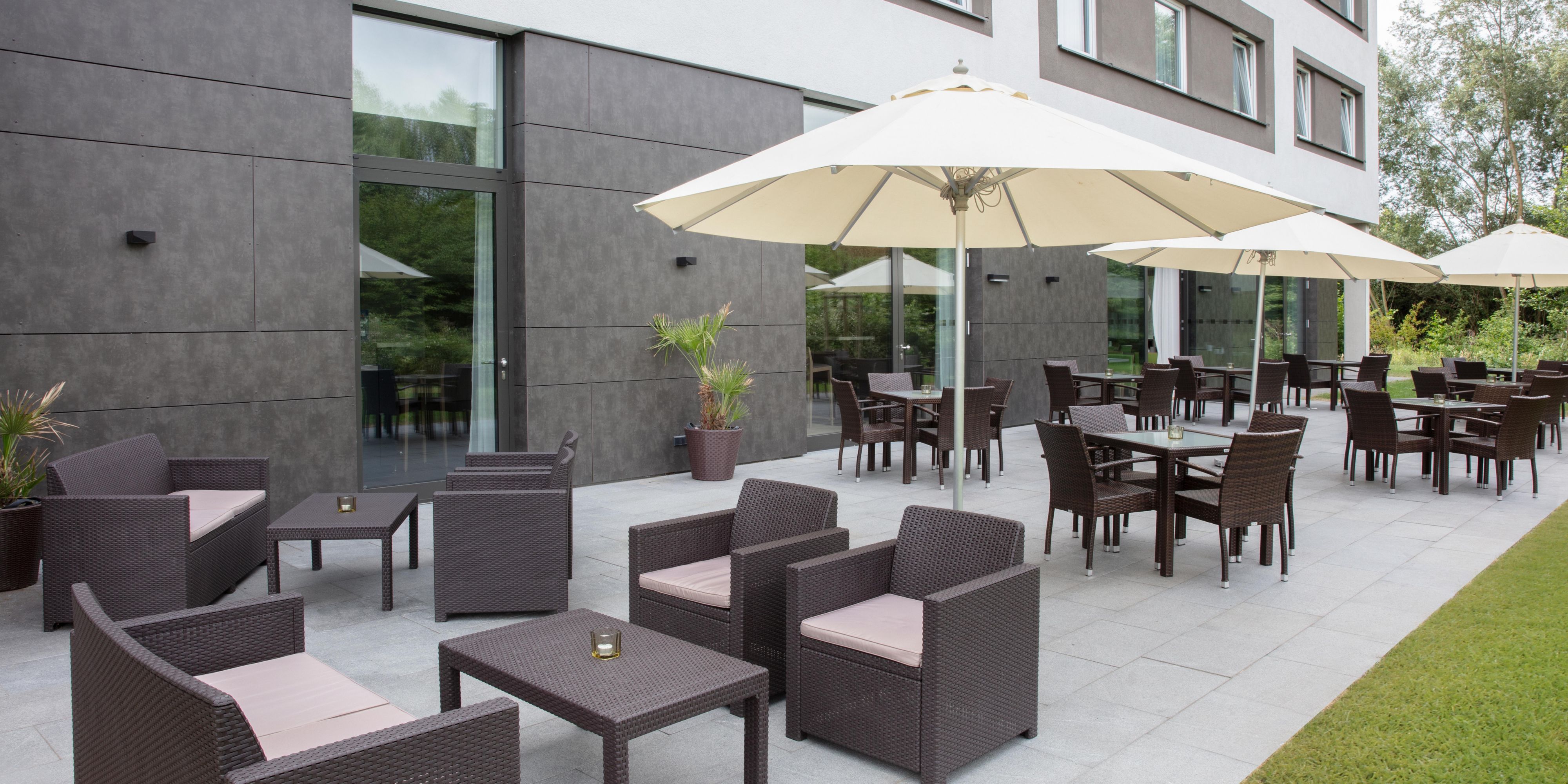 Genießen Sie Ihr Frühstück auf unserer Terrasse oder lassen den Abend mit einem leckeren Cocktail ausklingen.
