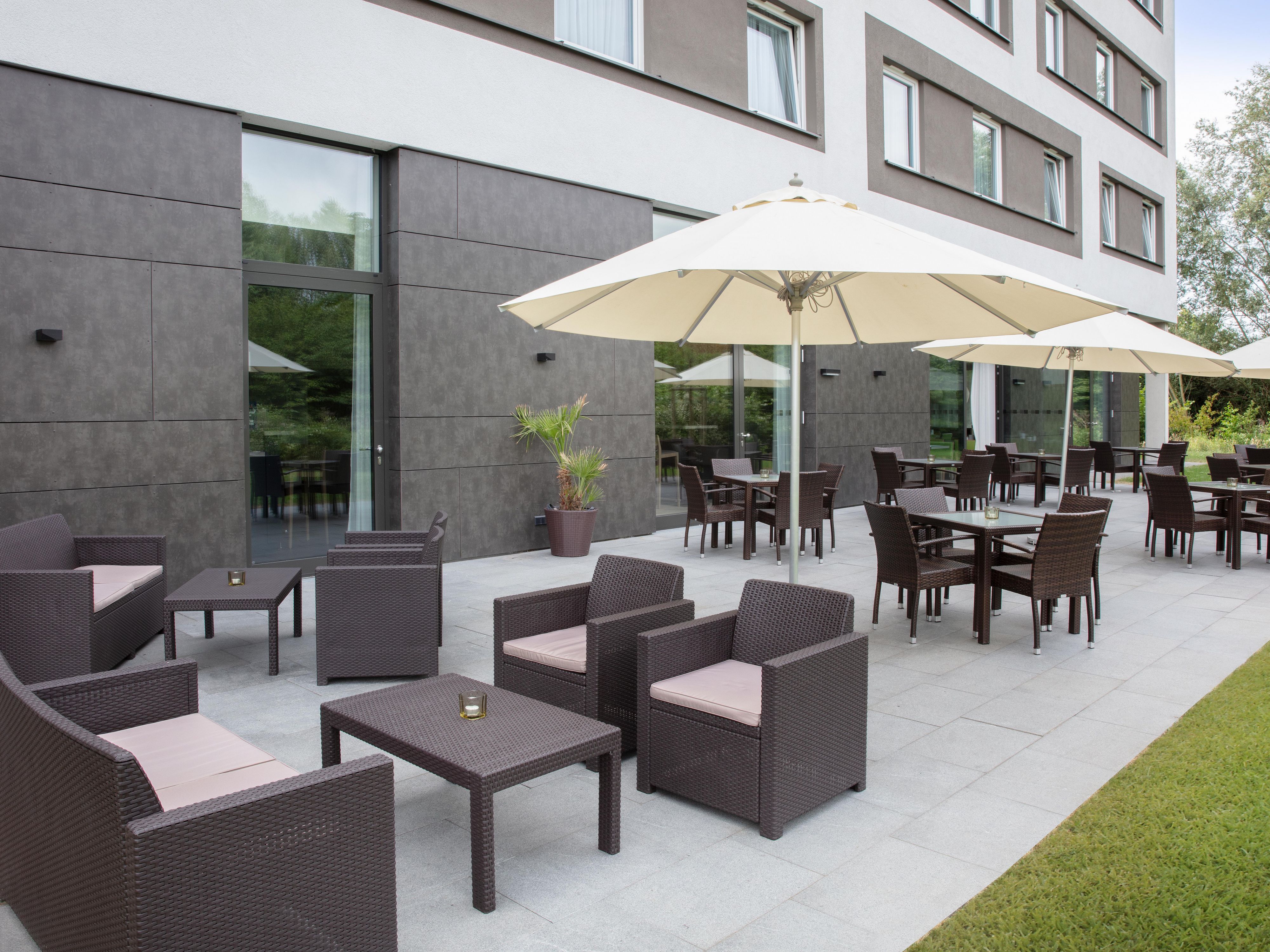 Genießen Sie Ihr Frühstück auf unserer Terrasse oder lassen den Abend mit einem leckeren Cocktail ausklingen.