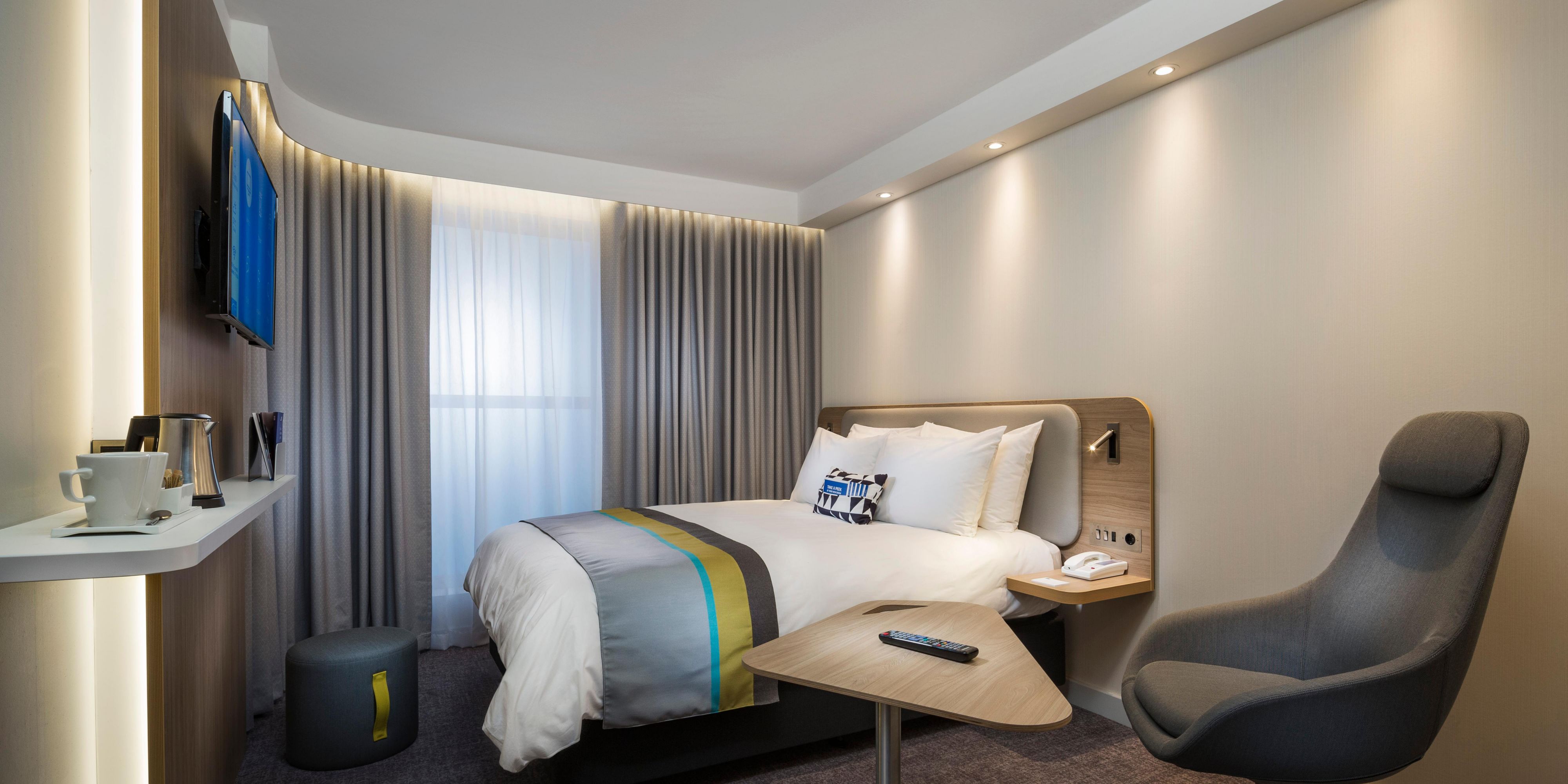 Unsere ruhigen Zimmer im Next-Generation-Design haben Verdunklungsvorhänge und bequeme Betten für erholsame Nächte. In sanften Farbtönen mit kräftigen Akzenten gehalten, bieten sie Smart-TVs und bettseitige USB-Ports. WLAN ist inklusive. Alle Familienzimmer verfügen über Schlafsofas für Ihre Kinder.
