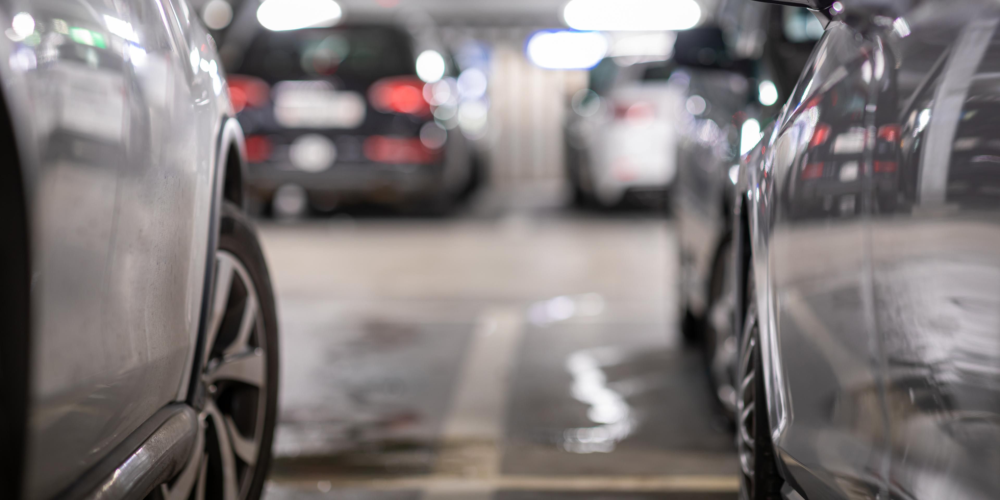Sie sind mit Ihrem Elektroauto unterwegs und suchen ein Hotel mit Lademöglichkeiten?
Gerne können Sie bei uns Ihr Elektroauto bequem an einem unserer 3 Ladestationen in der Hoteleigenen Tiefgarage aufladen. Wenden Sie sich bezüglich Fragen an unser Rezeptionsteam.