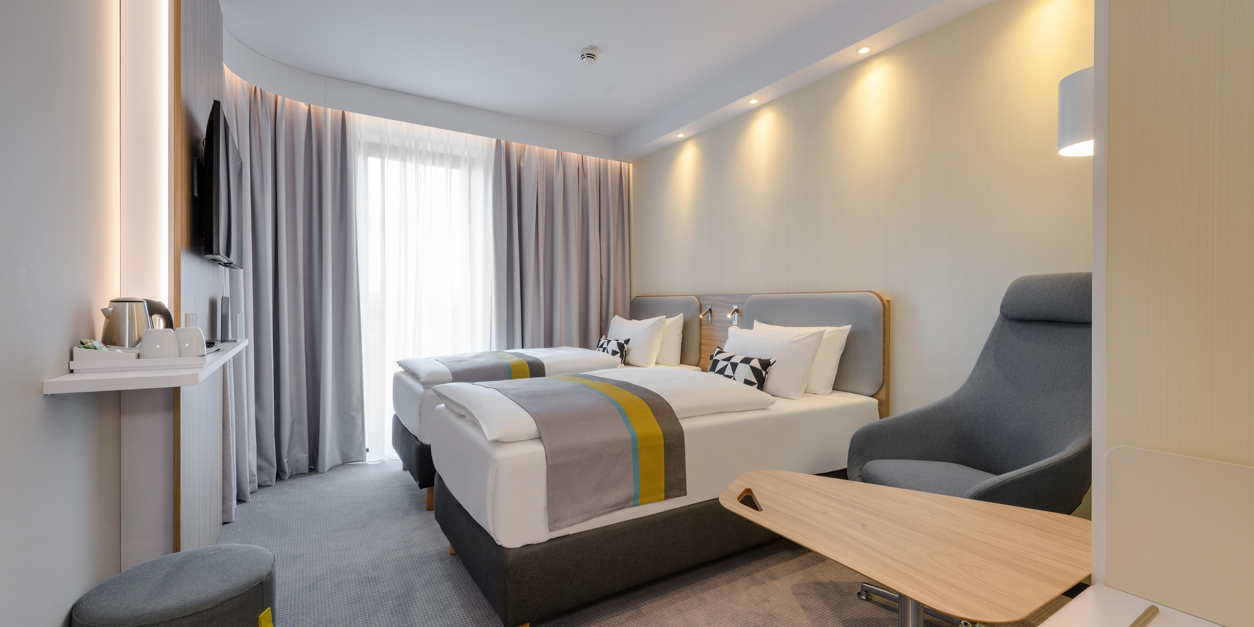 Wenn ein konzentriertes Arbeiten zu Hause nicht möglich ist, weil ständig die Türen gehen, die Kinder spielen wollen oder der Partner "nur kurz" eine Frage hat - dann bietet unser Hotel die ideale Alternative. Schnelles WLAN, Schreibtisch, Telefon, sowie Kaffee und Tee. Bitte kontaktieren Sie das Hotel direkt für dieses Angebot.