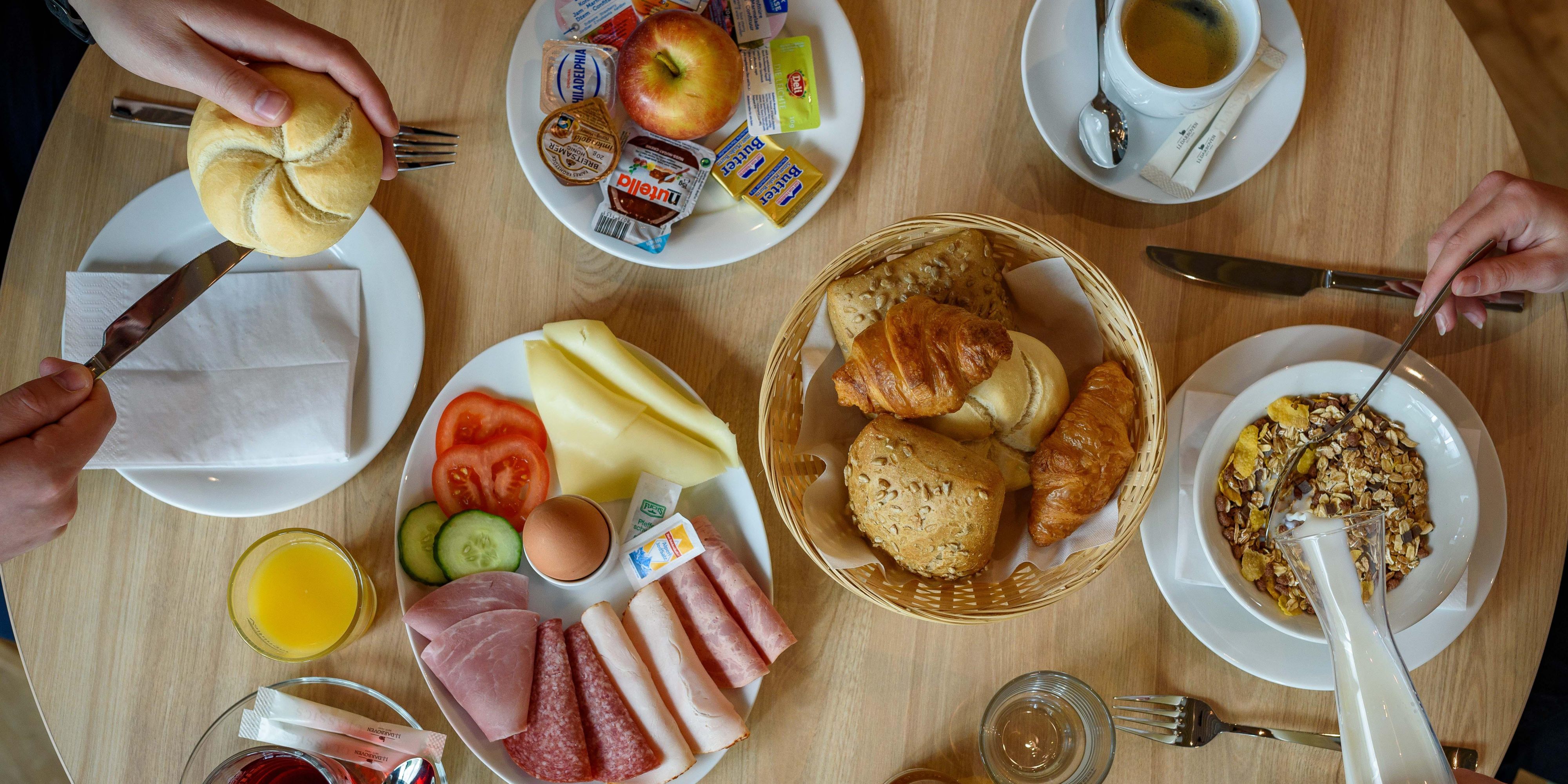 Starten Sie Ihren Tag mit Backwaren, Aufschnitt, Eiern und vielen weiteren Optionen am inbegriffenen Express-Start™-Frühstücksbuffet im hellen Great Room.
