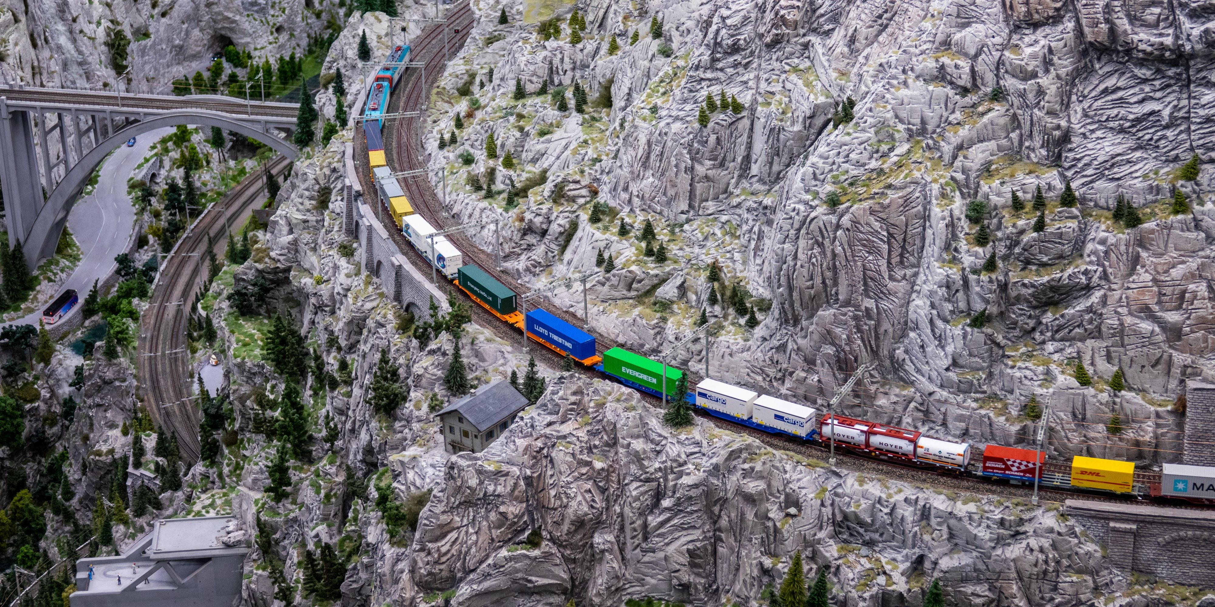 Erleben Sie im Märklineum Saga und Mythos der Marke Märklin und ihrer Produkte. Gehen Sie auf eine Zeitreise durch 160 Jahre einer faszinierenden Firmenentwicklung – von einer kleinen Fabrik für Blechspielwaren zum weltweit bekannten Produzenten von hochwertigem Metallspielzeug.