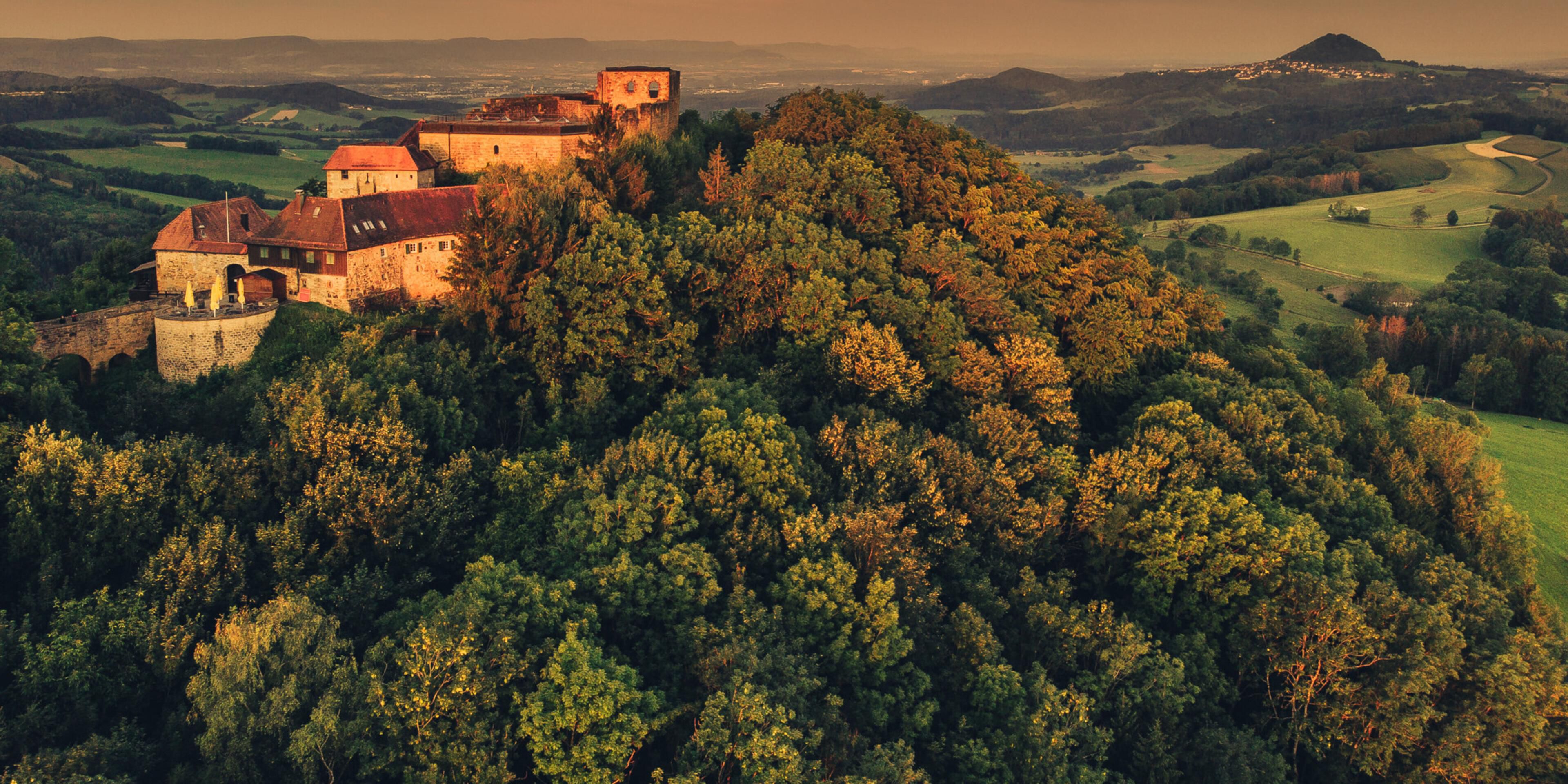 Genießen Sie die einzigartige Atmosphäre einer der schönsten Burgruinen Württembergs und die wunderbare Aussicht über das Fils- & Remstal bis hin zur Schwäbischen Alb und den Naturpark Schwäbischer Fränkischer Wald.