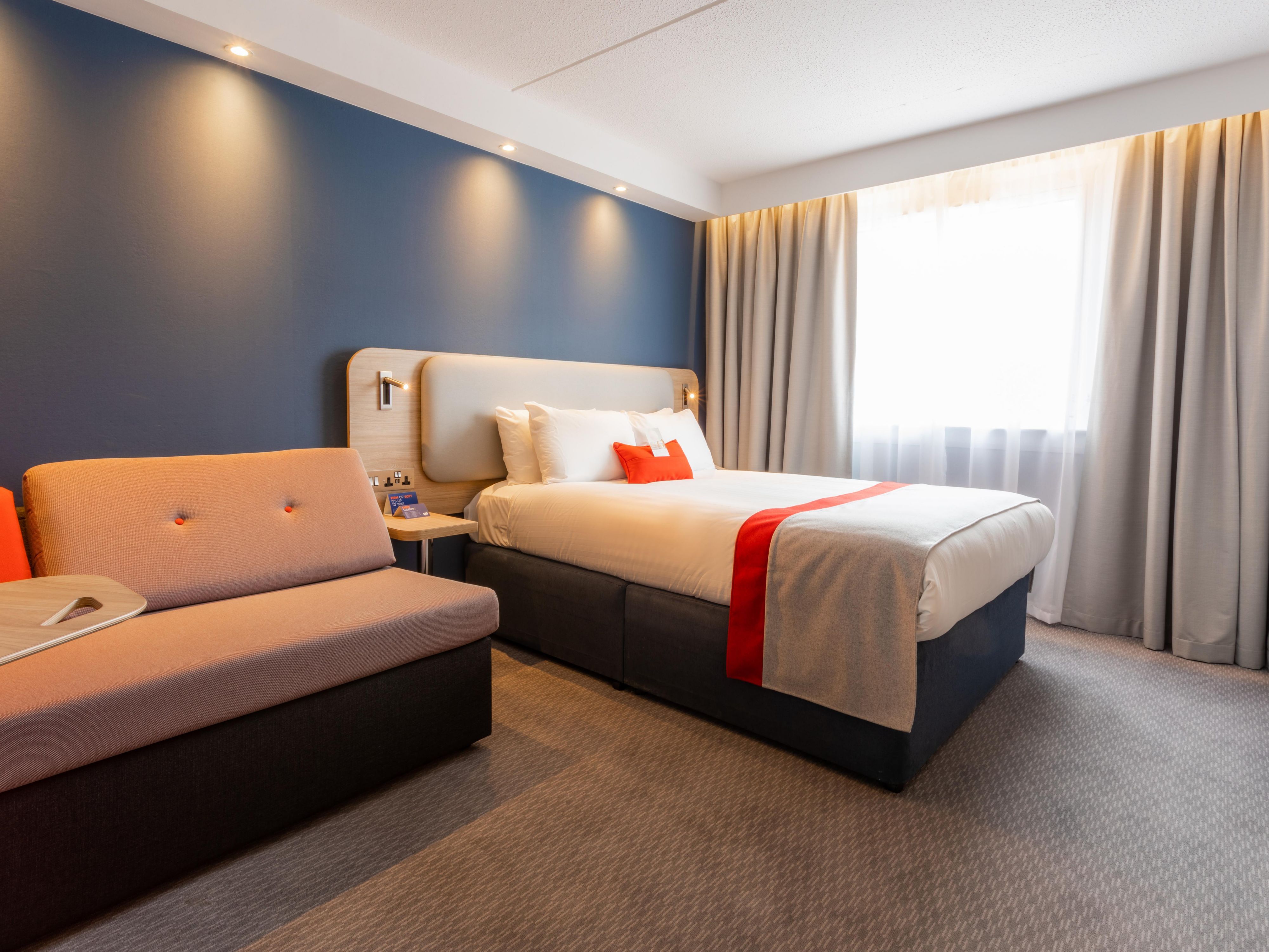 Genießen Sie Erinnerungen für alle! Buchen Sie unsere Familienzimmer mit einem Schlafsofa und gönnen Sie den Kindern einen Stadturlaub in Glasgow. Zimmer mit Schlafsofas werden für maximal zwei Erwachsene und zwei Kinder unter 12 empfohlen.
