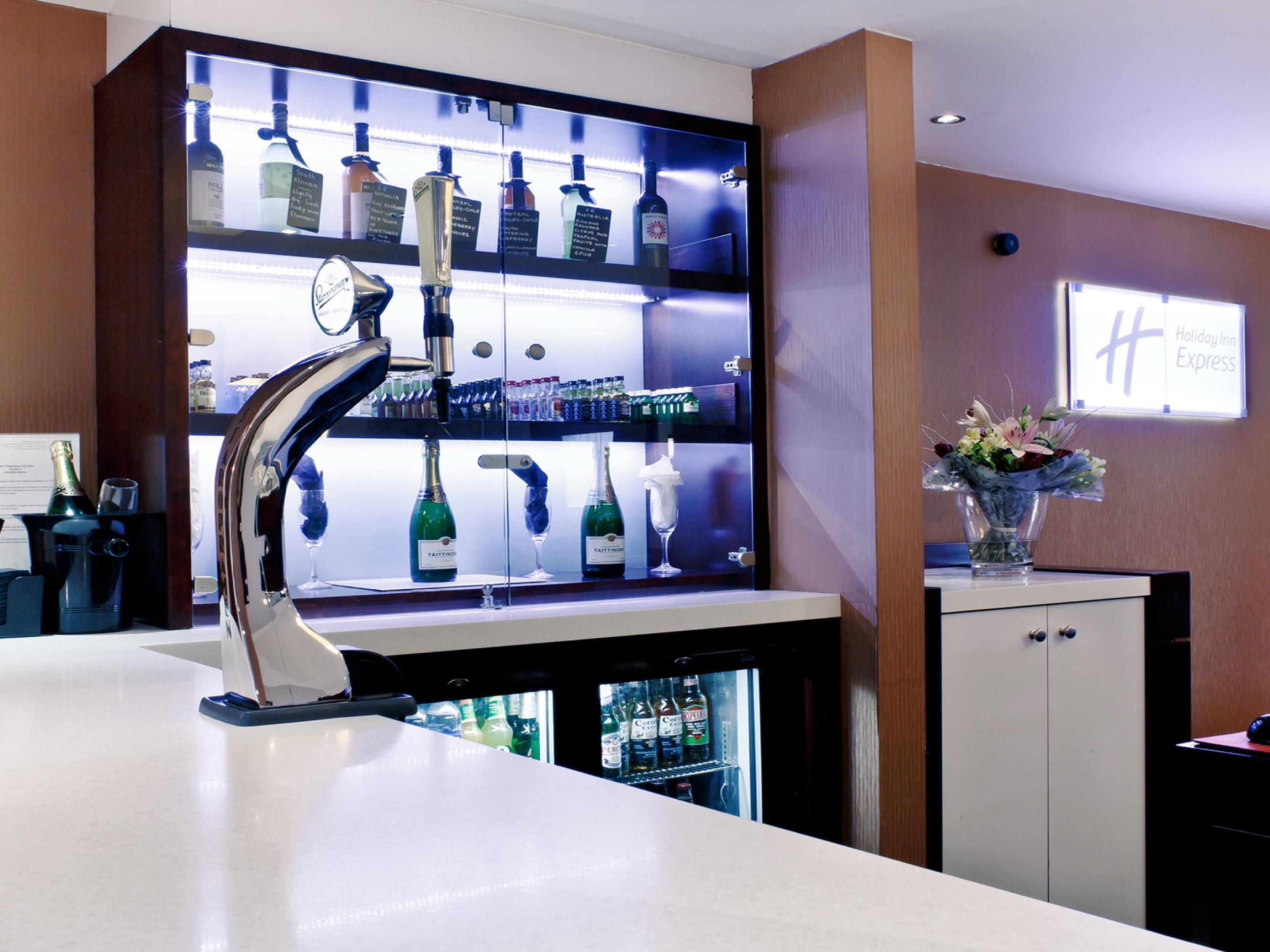 Whatever your options, our lounge bar is the perfect place to de-stress and unwind while enjoying your favourite drink, or making the most of a productive working lunch. Relax in the ideal setting to enjoy a fresh coffee and read the paper or meet with friends for a pre-dinner drink.