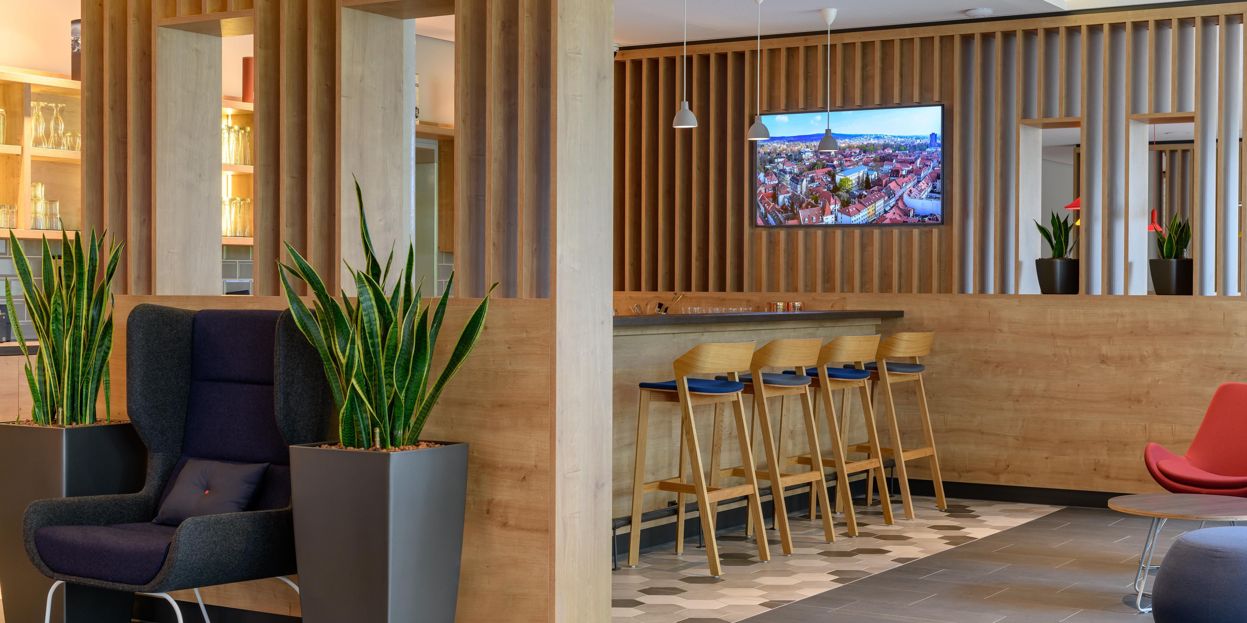 Our hotel bar is a relaxed meeting place for a friendly get-together. Enjoy a refreshing soft drink, a freshly brewed coffee, a cool beer or a fruity cocktail in our bar in the Holiday Inn Express Göttingen.
