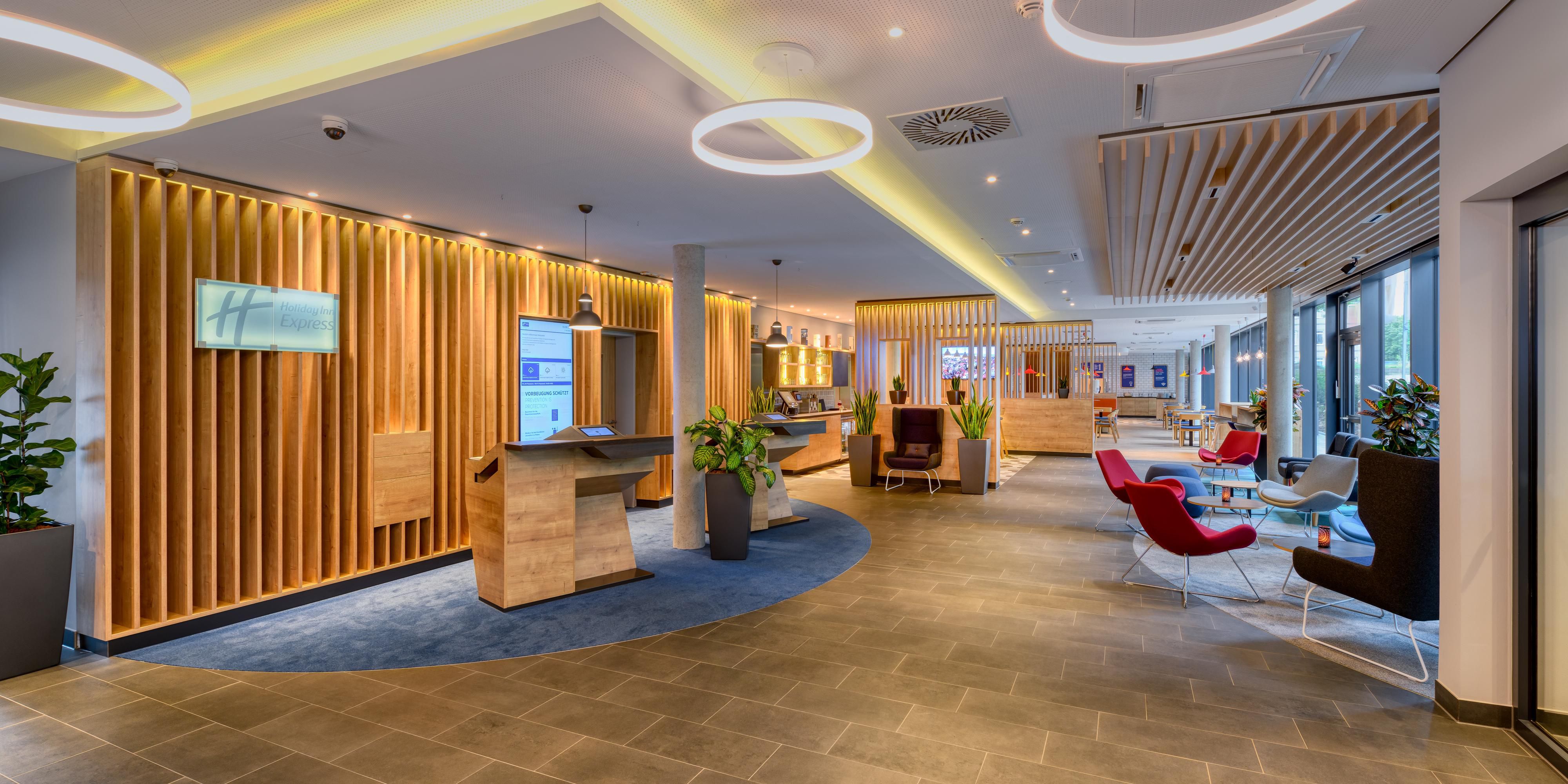 Travelling with dog and pet? That is no problem in the Holiday Inn Express Göttingen! Pets and dogs are welcome in our hotel! We charge a cleaning fee of € 15.00 per animal and night.