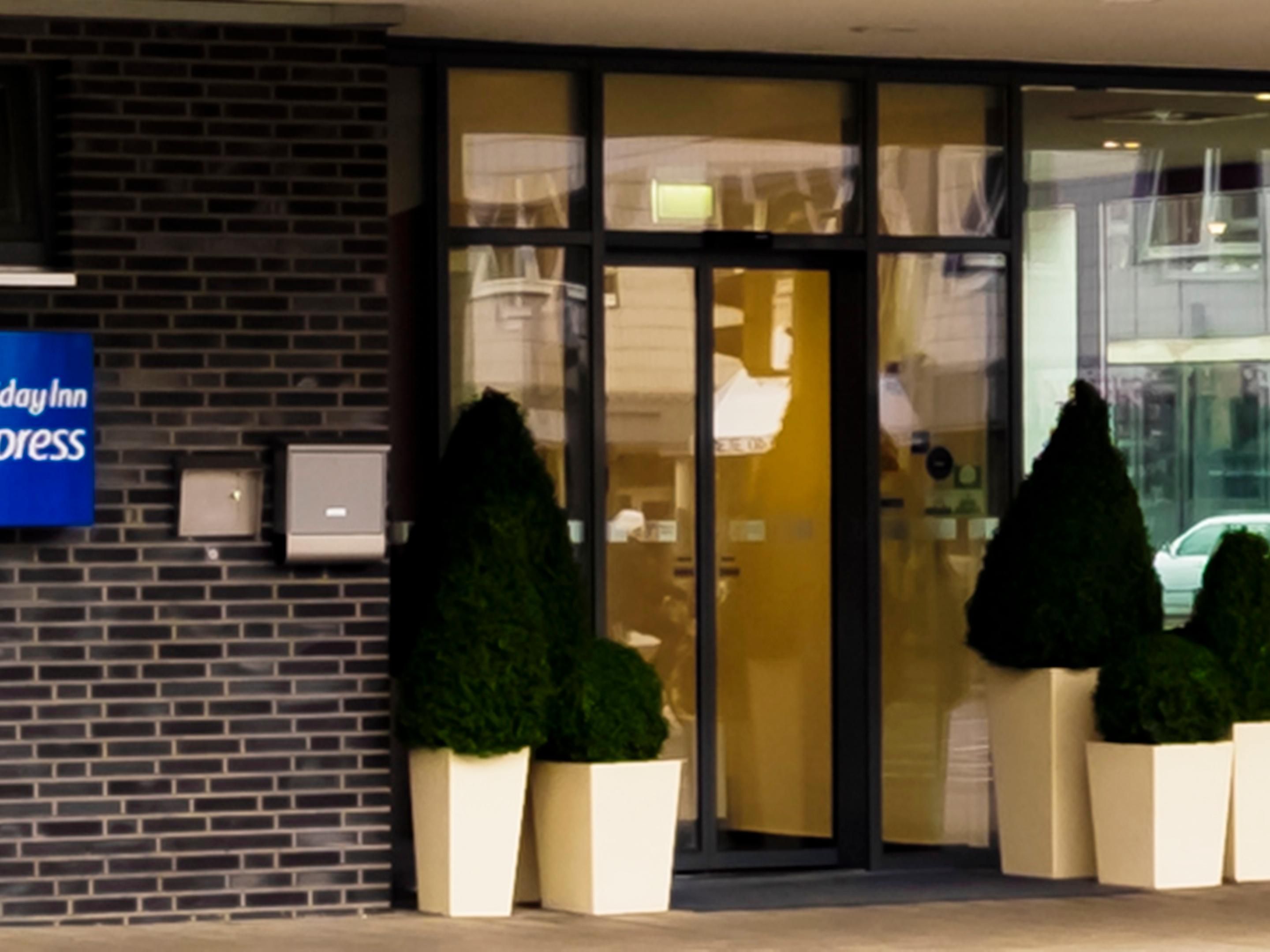 Our Holiday Inn Express Gütersloh is proud to have received GreenSign Level 4 certification. This award highlights our commitment to sustainable tourism and environmentally friendly practices. Our goal is to provide our guests with not only first-class service, but also a sustainable experience that makes a positive contribution to the planet.