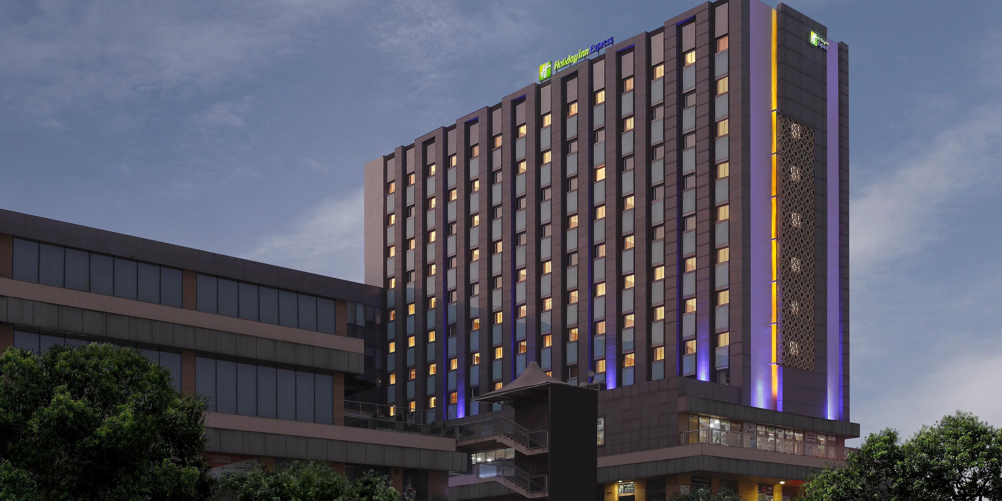 Situated in a mixed-use complex with in mall (Good Earth City Center), the hotel is in a prime spot for an all-in-one shopping experience, from international and local brands, electronics and even souvenirs. We offer guests comfort and convenience through our strategic location with access to virtually anywhere in Gurgaon and New Delhi. 