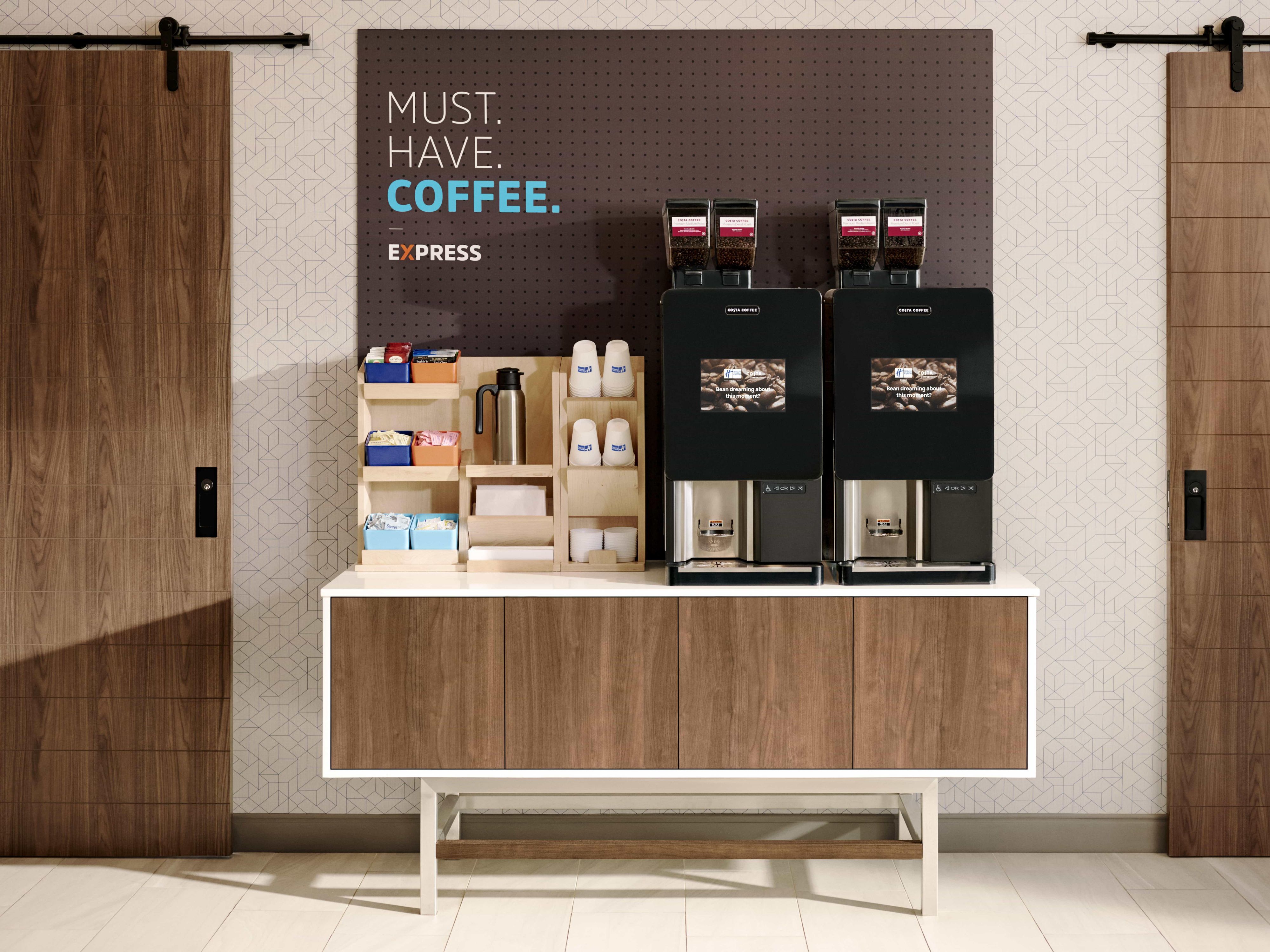 ロビーに24/7設置された新しいコーヒーマシンで、淹れたてのコーヒーを24時間いつでもお楽しみいただけます。コーヒーを飲みながら、ワンランク上のごご滞在をお楽しみください。