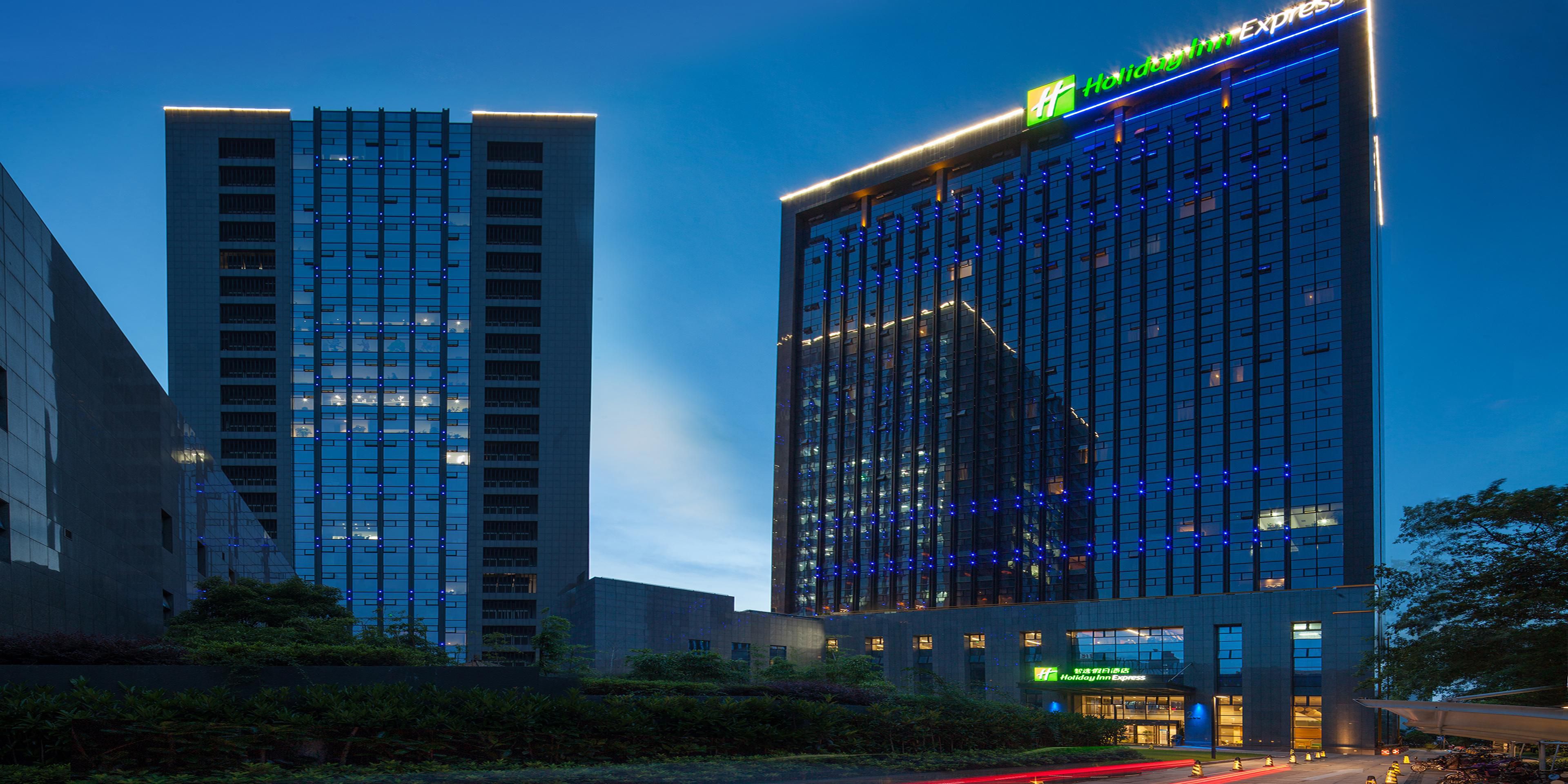 hotel is located on Xueyuan Road in  Xihu District, where the transportation is convenient. It is 7.8km from Hangzhou Railway Station and 37km from Hangzhou Xiaoshan International Airport. The Hotel is located near Westlake, the surrounding attractions are West Lake Scenic Area, Xixi Wetland Park and Huanglong Sports Center. 