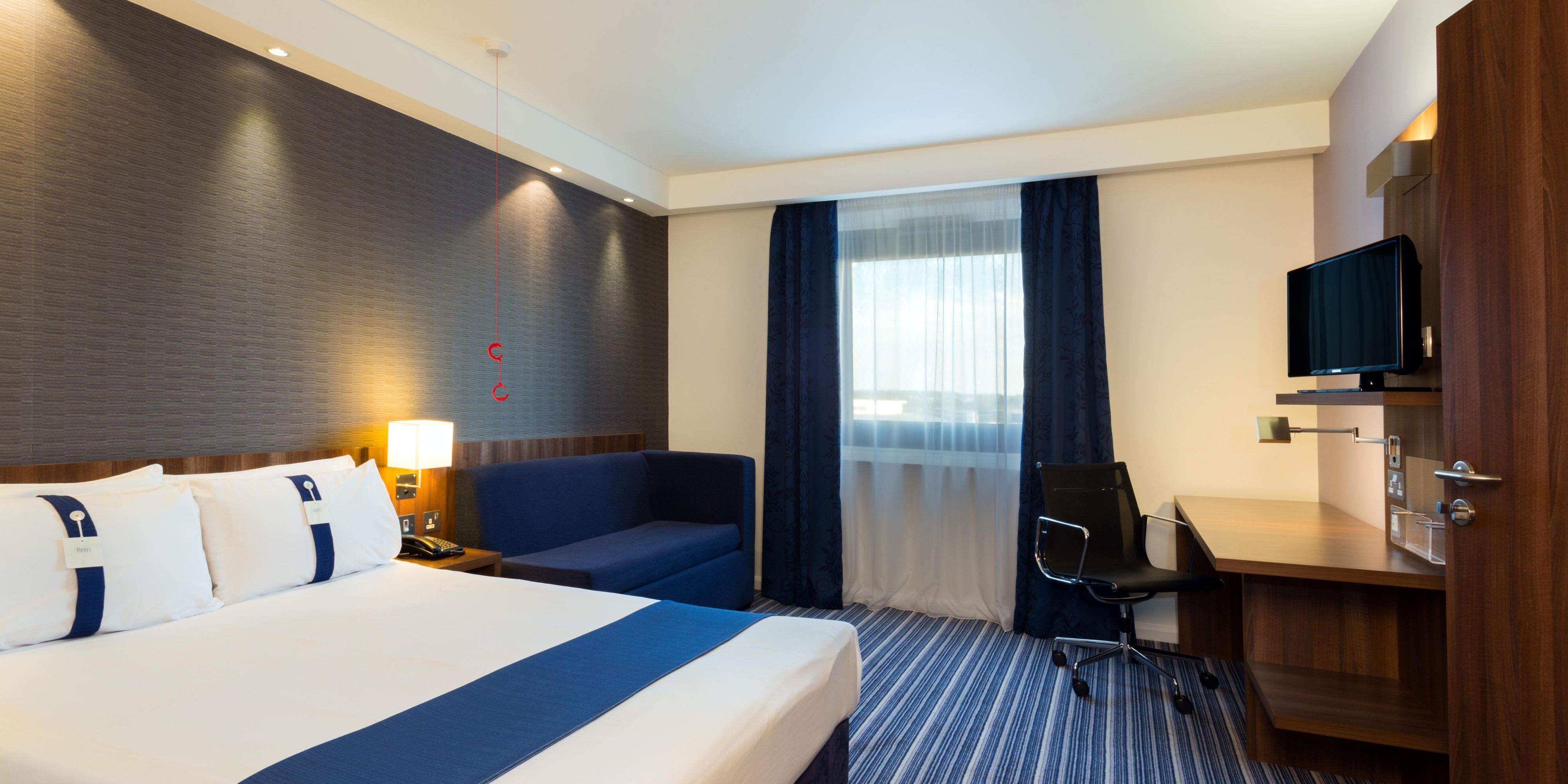 Come and enjoy our family rooms for a experience in Harlow, there’s space for you to unwind for up to 2 adults in this double bedded room and 2 children or 1 adult to sleep in the double sofa bed. With free WIFI the room is also equipped with air conditioning, and Flat TV.  