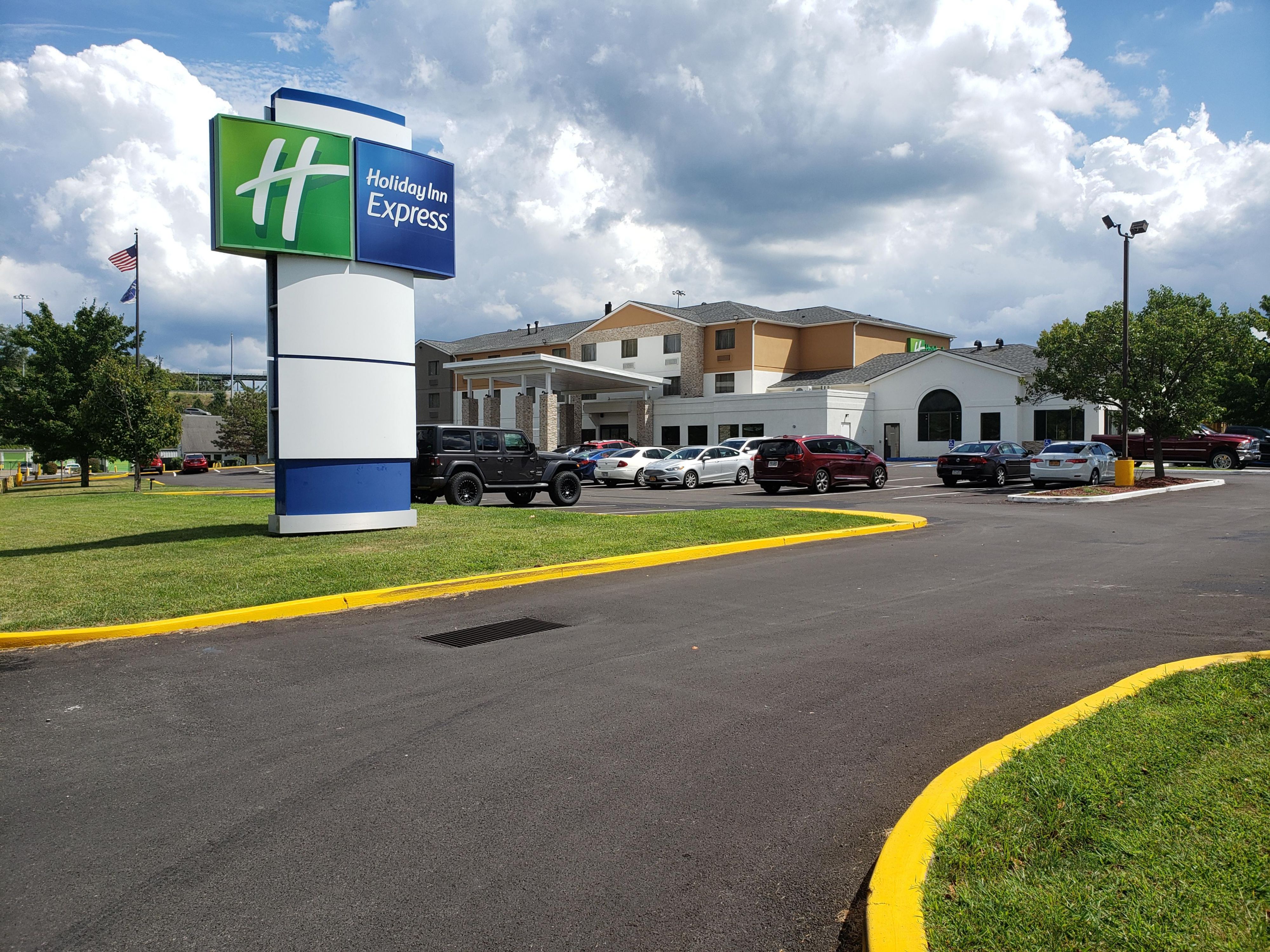 Hotels in Harmarville, PA | Holiday Inn Express Pittsburgh - North