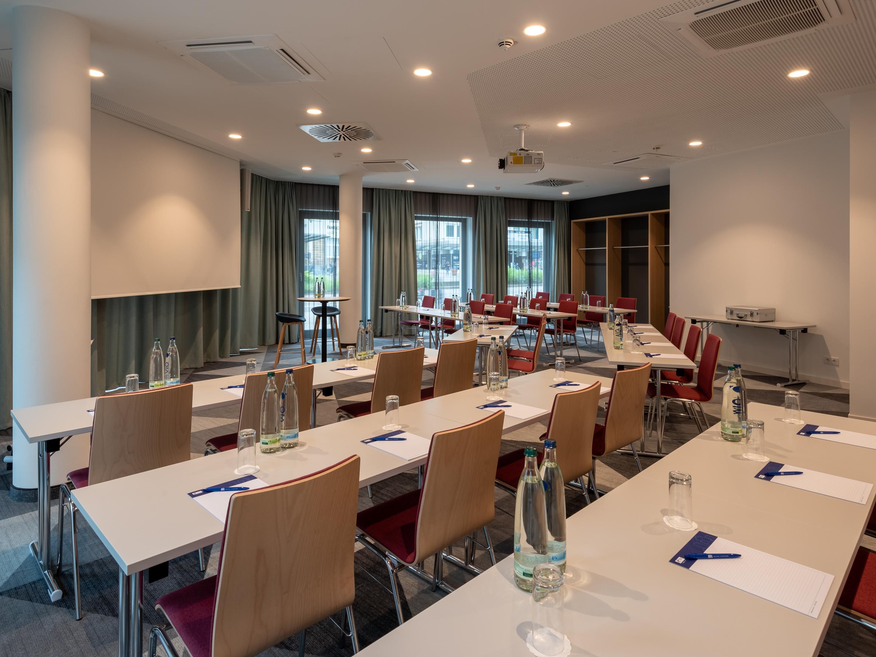 Organise your business meetings and small group events in our 3 flexible spaces. Ranging from 16 up to 48 guests. Our venues are well-equipped with standard technology such as a TV screen with HDMI connection, flipchart, pin board and moderator's kit are available
