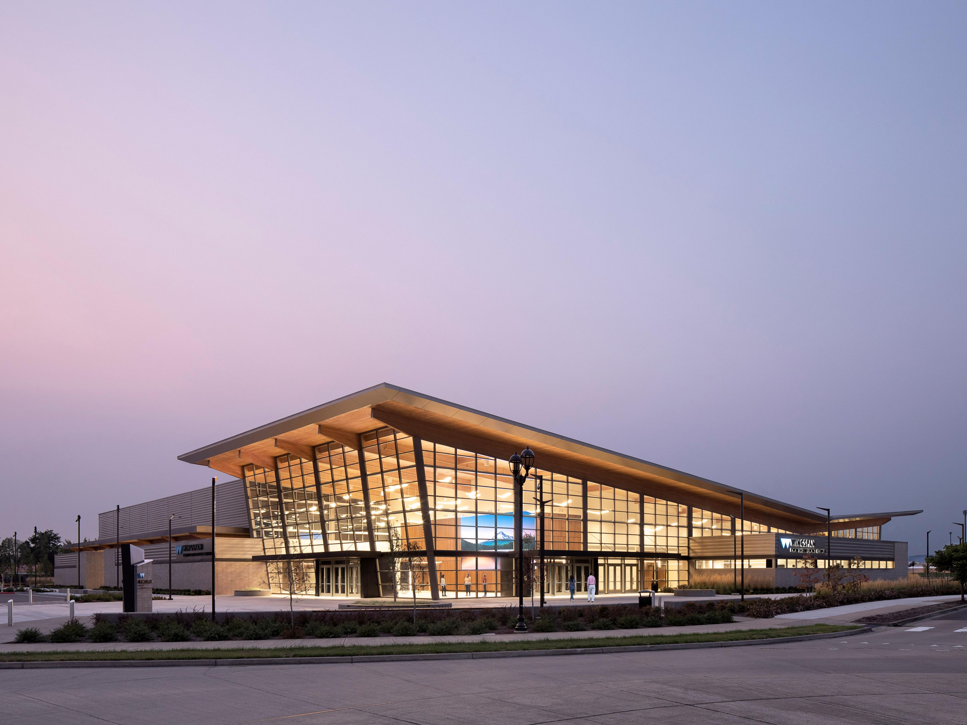 Hotel ini hanya 1.5 mil dari Pusat Acara dan Konferensi Wingspan yang terletak di Westside Commons. Pesan masa inap Anda dengan hotel kami untuk kemudahan dan kenyamanan saat Anda menghadiri banyak acara yang diadakan di Wingspan, seperti Gem Faire, 2022 Washington Count Fair, Oregon Arms Collectors Gun Show, dan banyak lagi!