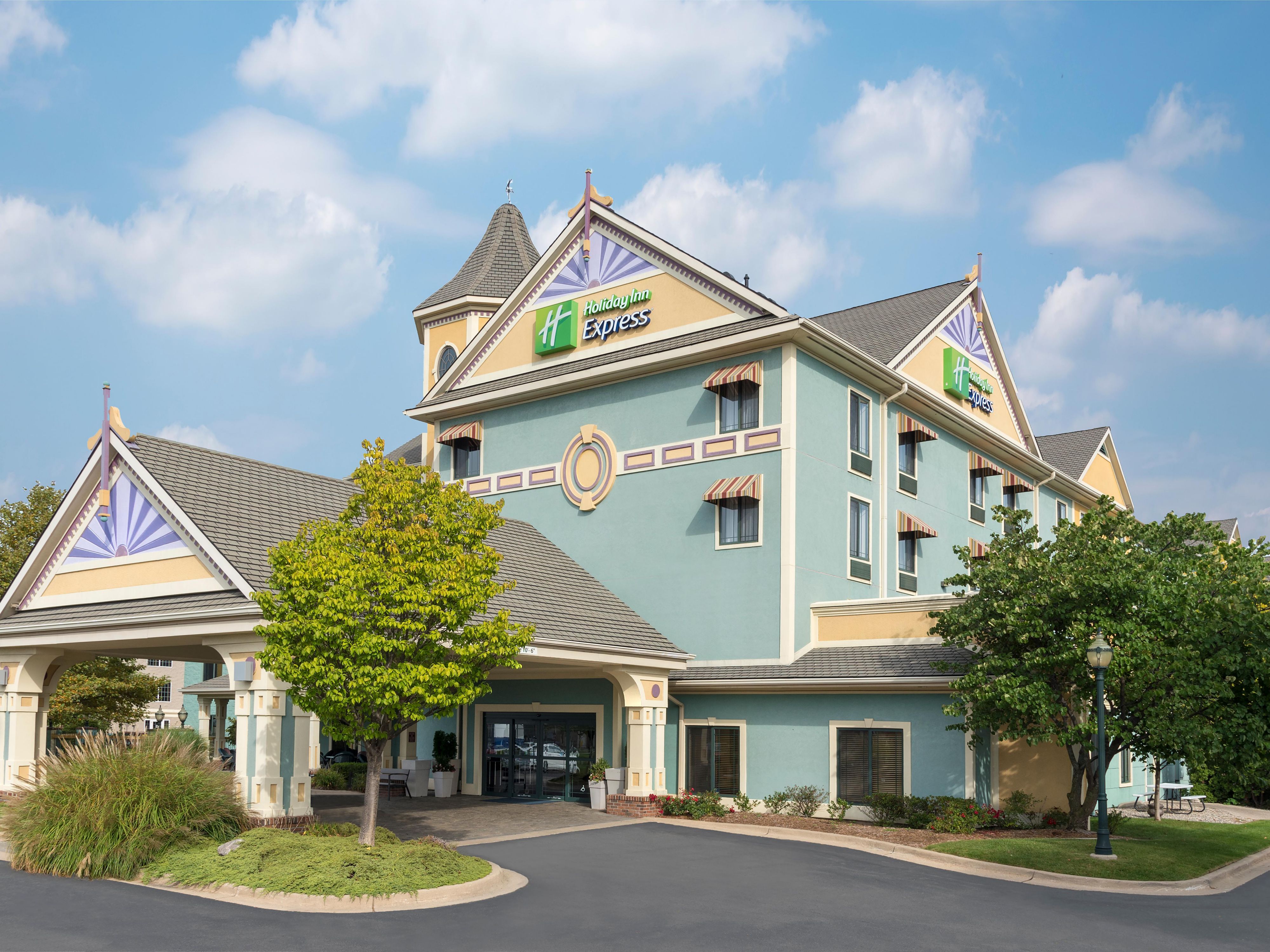 Family Hotel in Holland, MI with Indoor Pool | Holiday Inn Express Holland