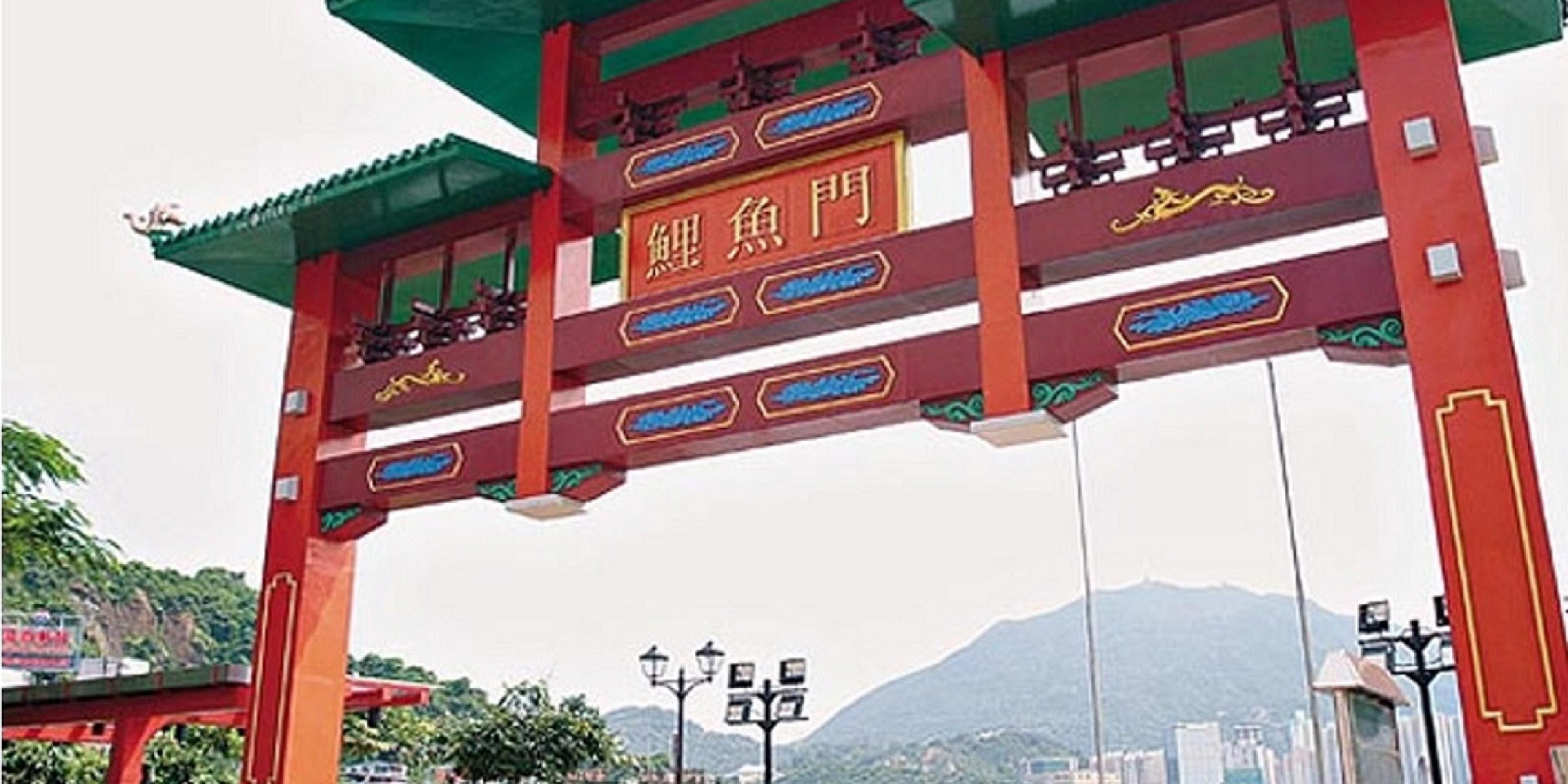 Lei Yue Mun is a favourite stop for seafood lovers, there are dozens of seafood restaurants in this fishing villages. Although it feels a world apart from the hustle of urban Hong Kong, Lei Yue Mun is just a short walk from Yau Tong MTR Station. It only takes 2 MTR stations from hotel. 