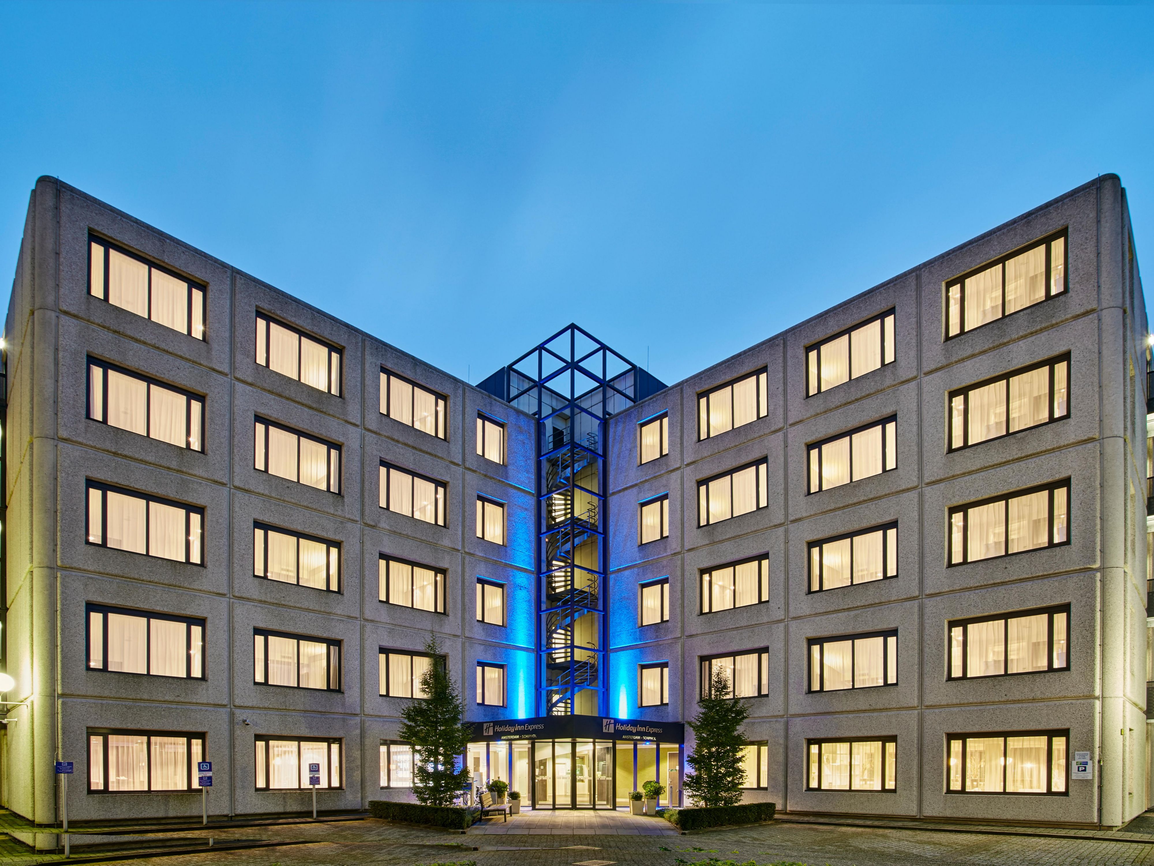 Schiphol Airport is just an 8-minute train ride away, while Amsterdam Central is also just 20 minutes by train. With the train station within walking distance, and the charming town of Hoofddorp also around the corner, you're in the heart of it all. It is also possible to comfortably park your car before your flight nearby Schiphol at our hotel.