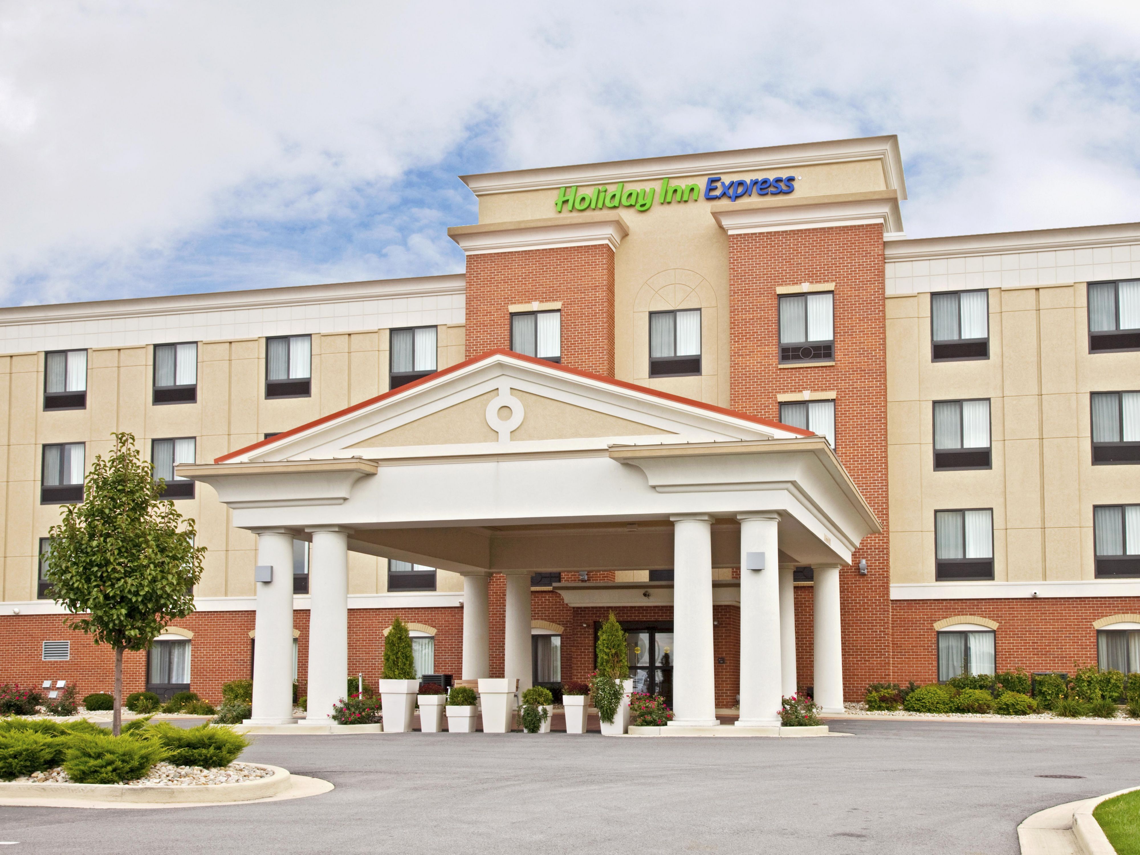 Stay within minutes of lively downtown Indianapolis, making exploring local dining, nightlife, and major attractions easy. Whether you’re heading to the Indiana Convention Center, cheering on the Colts at Lucas Oil Stadium, or visiting the Indianapolis Zoo, our prime location reduces travel time and maximizes fun.