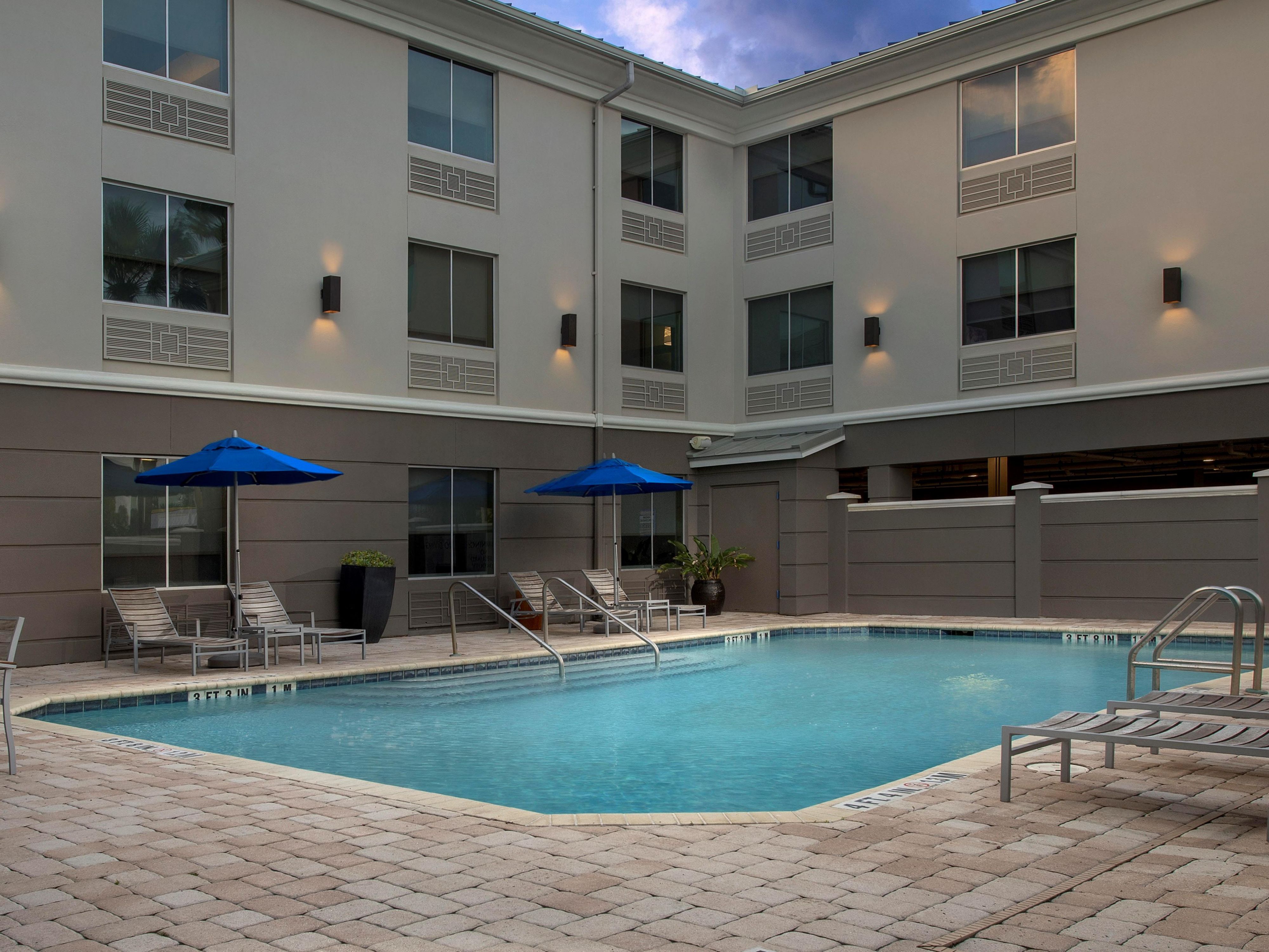 Aqueça em nossa academia de ginástica de luxo e refresque-se em nossa piscina ao ar livre. Com esteiras, máquinas elípticas, pesos e equipamentos de ganho de força, nossas instalações oferecem tudo o que você precisa para um exercício energizante. Nade, mergulhe com seus filhos ou relaxe na piscina e descontraia no final do dia. O horário da piscina é das 9:00 AM às 9{:00 PM.
