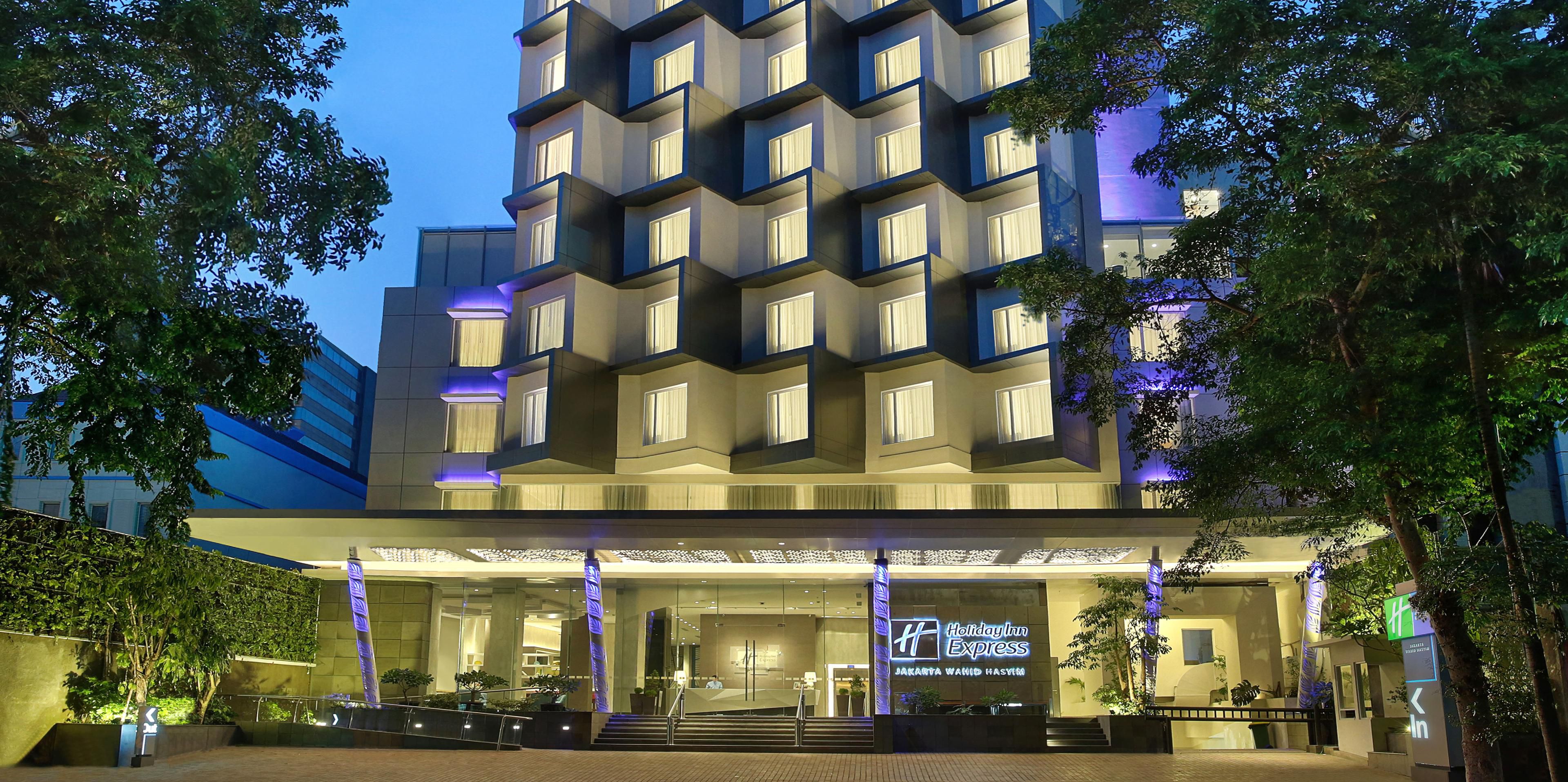 Holiday Inn Express Jakarta 4241997670 2x1