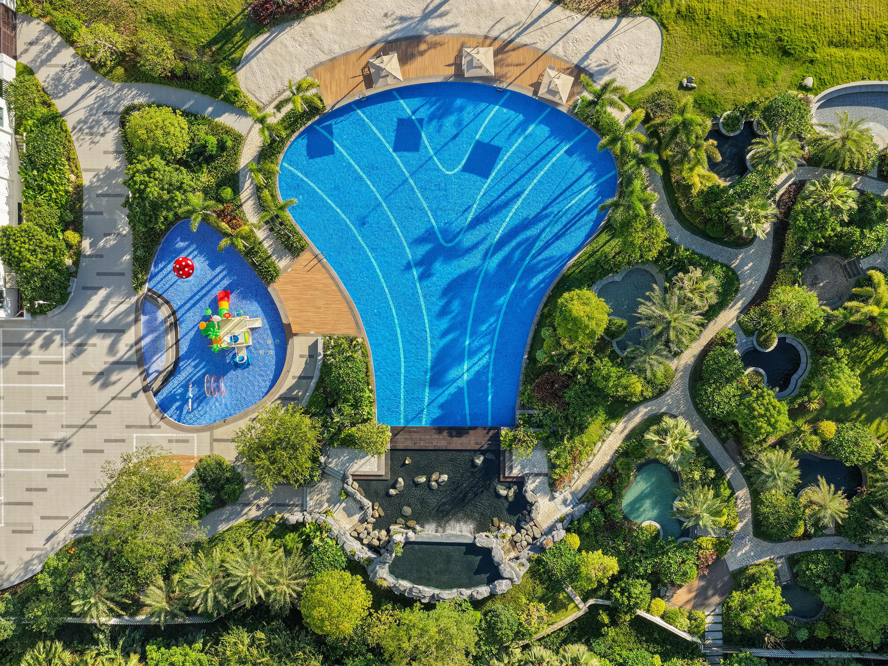 The hotel features natural marine hot springs, sourced from the depths of Huangmao Sea. There are a total of 16 large outdoor hot spring pools.