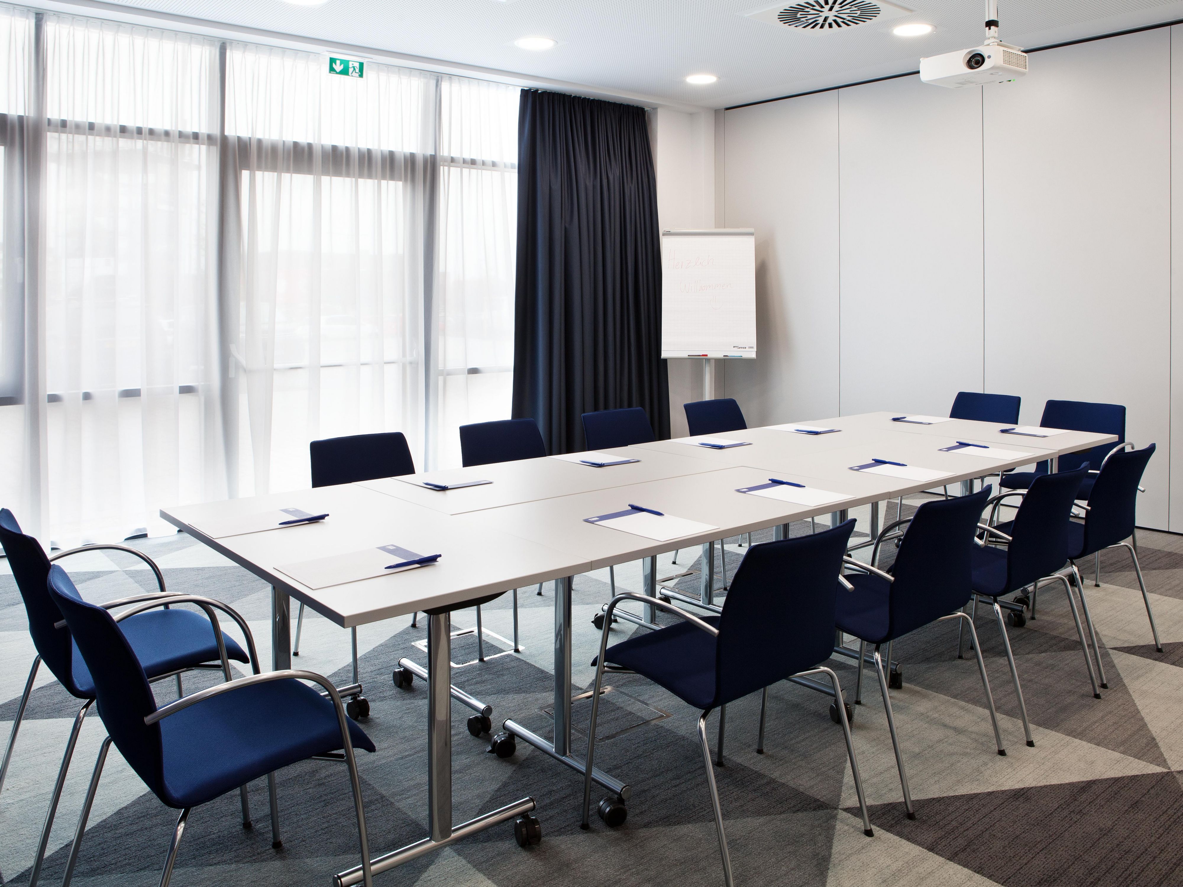 Two daylighted meeting rooms with 35 sqm each, equipped with beamer, screen, WLan, flipchart, and moderator case are available. It can be connected to one big room.