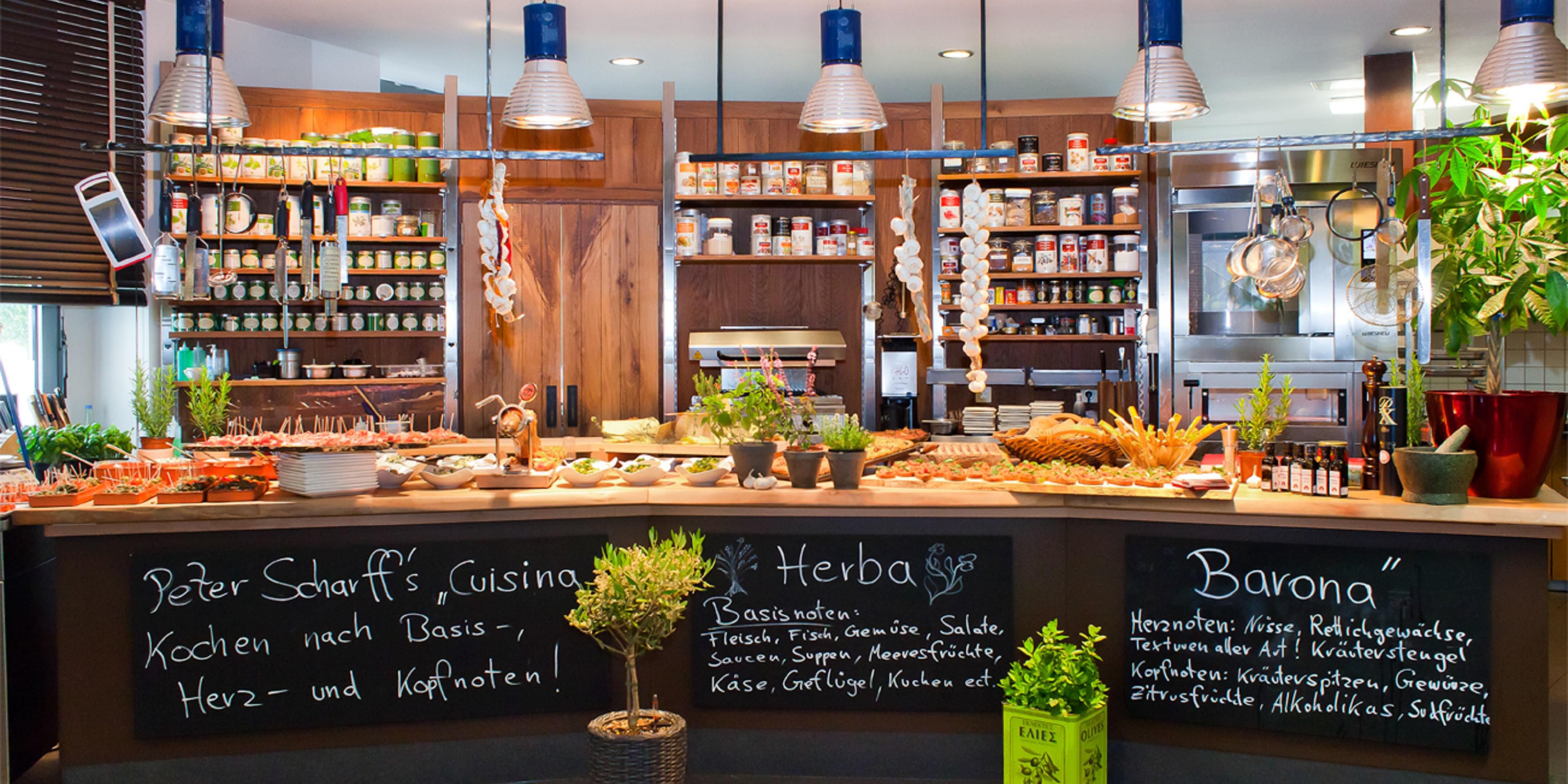 The only Holiday Inn Express with a cooking school. Are you looking for a suitable evening program, an unforgettable event or do you want to learn more about cooking with herbs and spices? Our partner Peter Scharff takes you into the culinary world of flavors and essences.