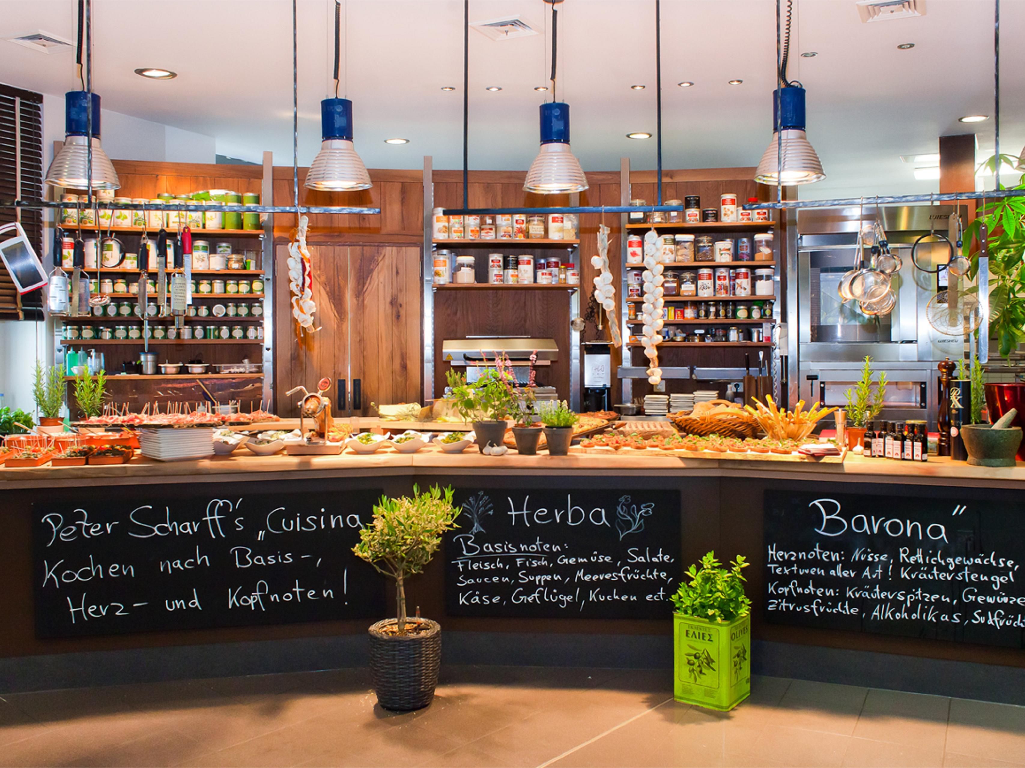 The only Holiday Inn Express with a cooking school. Are you looking for a suitable evening program, an unforgettable event or do you want to learn more about cooking with herbs and spices? Our partner Peter Scharff takes you into the culinary world of flavors and essences.