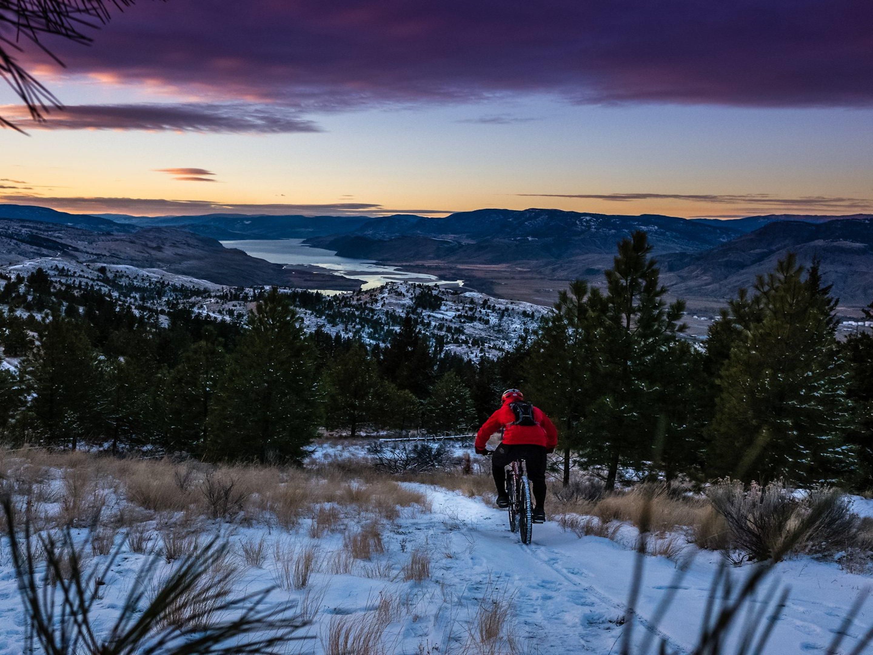 Discover Kamloops effortlessly from our hotel—conveniently located right off the highway, mere steps from Cascades Casino and Aberdeen Mall. Enjoy quick access to renowned attractions such as Sun Peaks Ski Resort, Tobiano Golf Course, scenic hiking trails, and more!