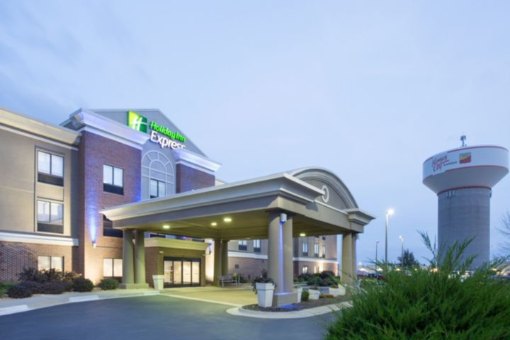 Holiday Inn Express Kansas City - at the Lege