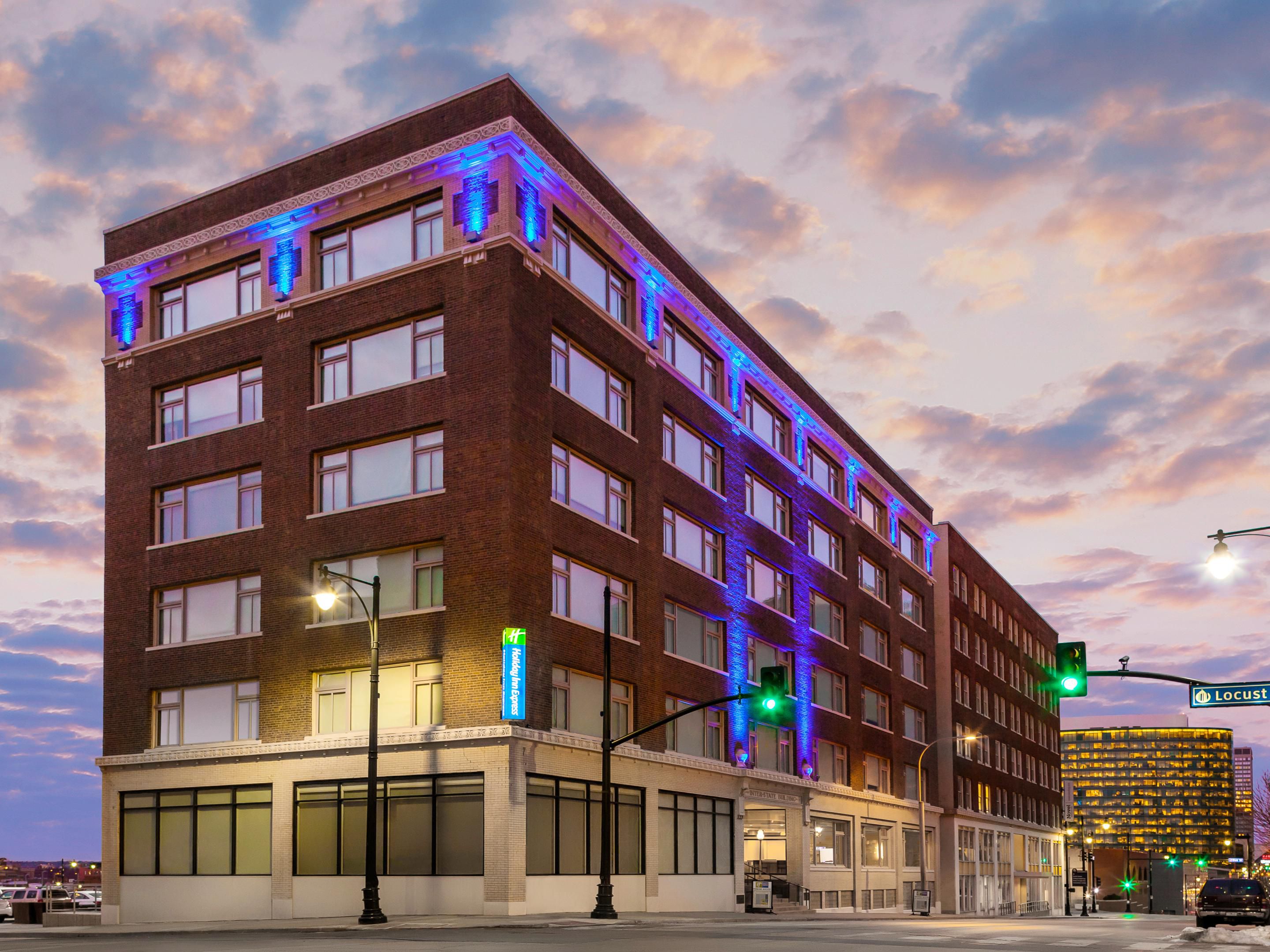 Step out of our hotel and into the heart of downtown Kansas City, just moments from the T-Mobile Center. As the Center's closest hotel, we offer unrivaled convenience and a seamless experience for events and concerts. After the show, enjoy a short stroll back to the comfort of your room, making us the ultimate choice for your stay in Kansas City.