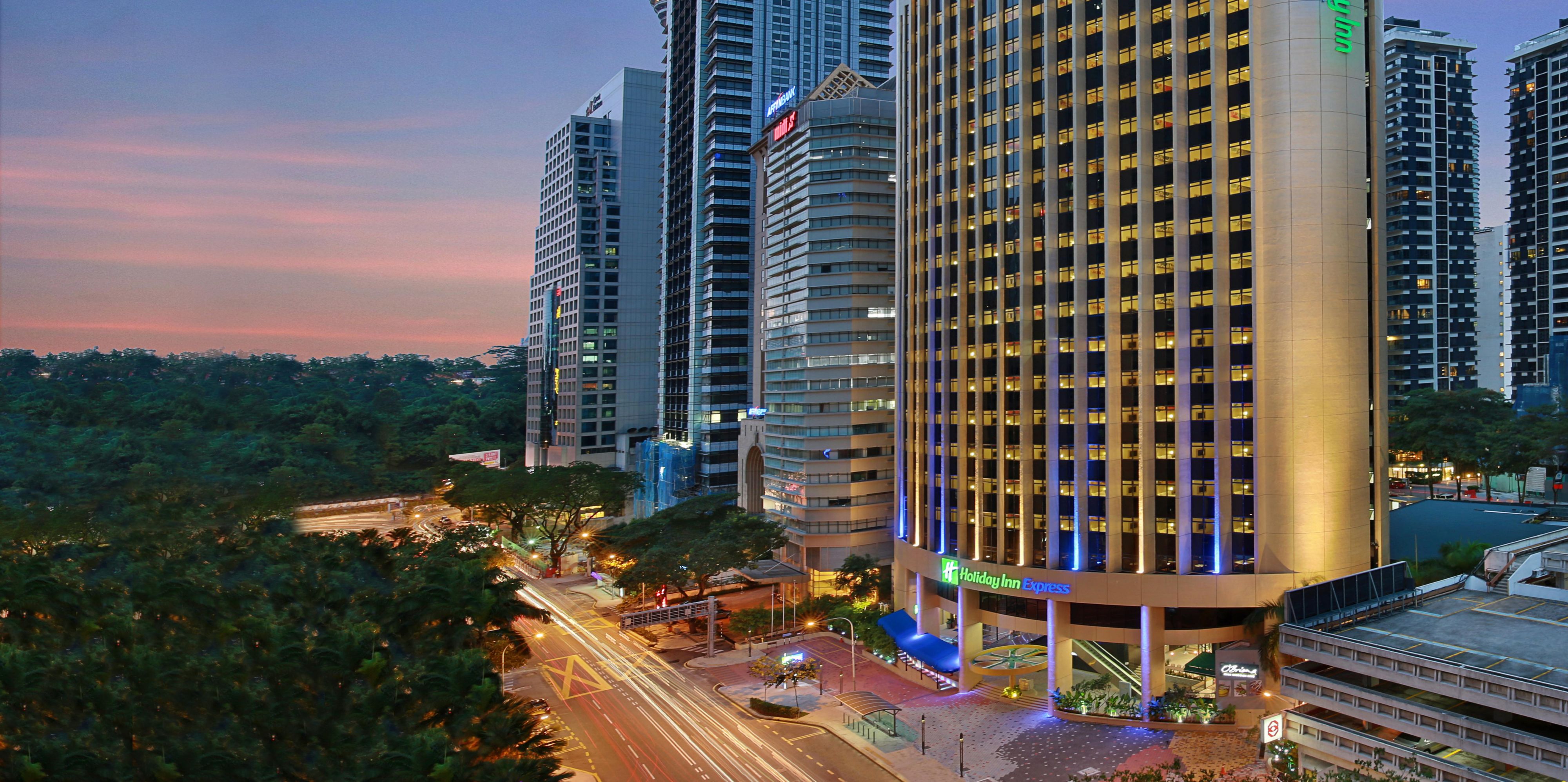 A 3-minute walk to the Raja Chulan Monorail Station gives you easy access to the attraction areas in Kuala Lumpur such as the shopping paradise Bukit Bintang, world-renowned Petronas Twin Towers, and more. It also connects to other public transport which leads you to every corner of Kuala Lumpur.