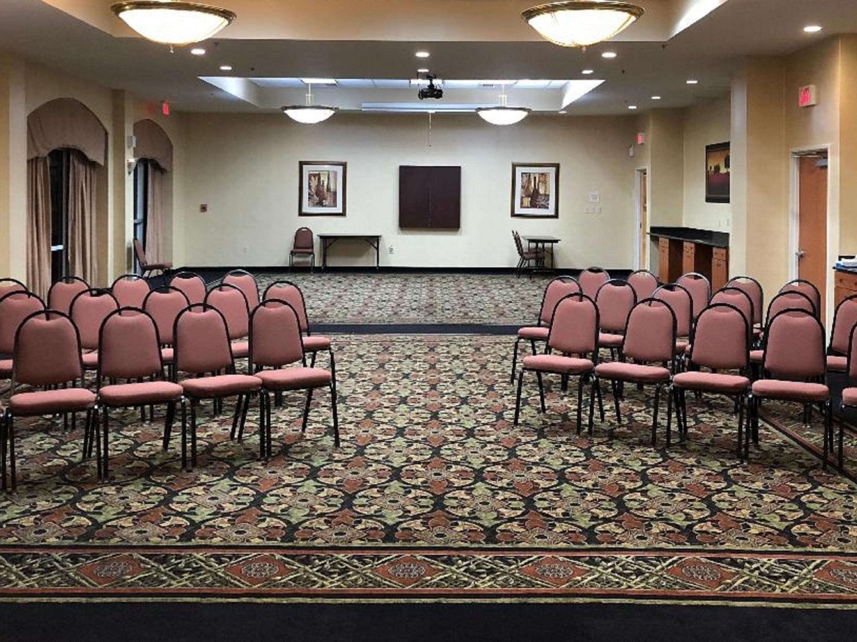 The Holiday Inn Express in La Plata has a beautiful and elegant banquet facility where you can have Corporate meetings, conferences or training events. Our team will partner with you to plan and execute functions that make your event as successful and comfortable as possible. There is ample complimentary parking and free Wi-Fi.
